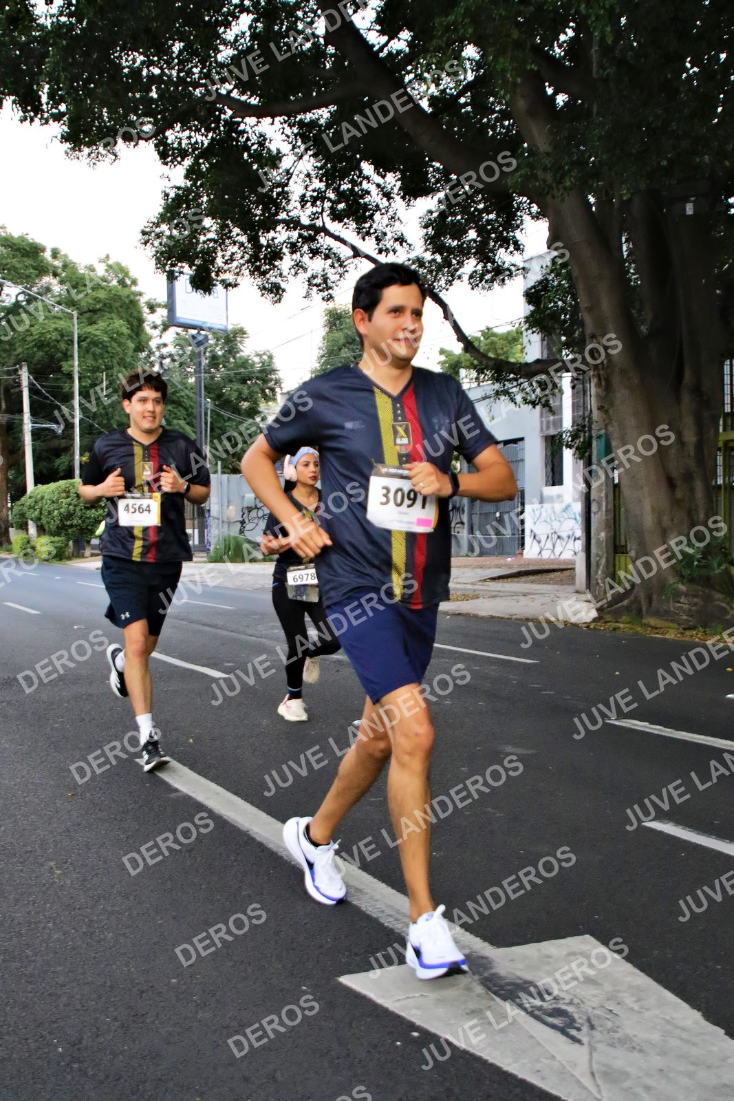 Foto de la X Carrera Leones Negros Red Cola 2026 en Rectoría General de la UdeG, Av. Juárez 976 (meta en Av. Enrique Díaz de León y Pedro Moreno), Guadalajara a las 04:57 · dorsal 4564, 6978, 3091