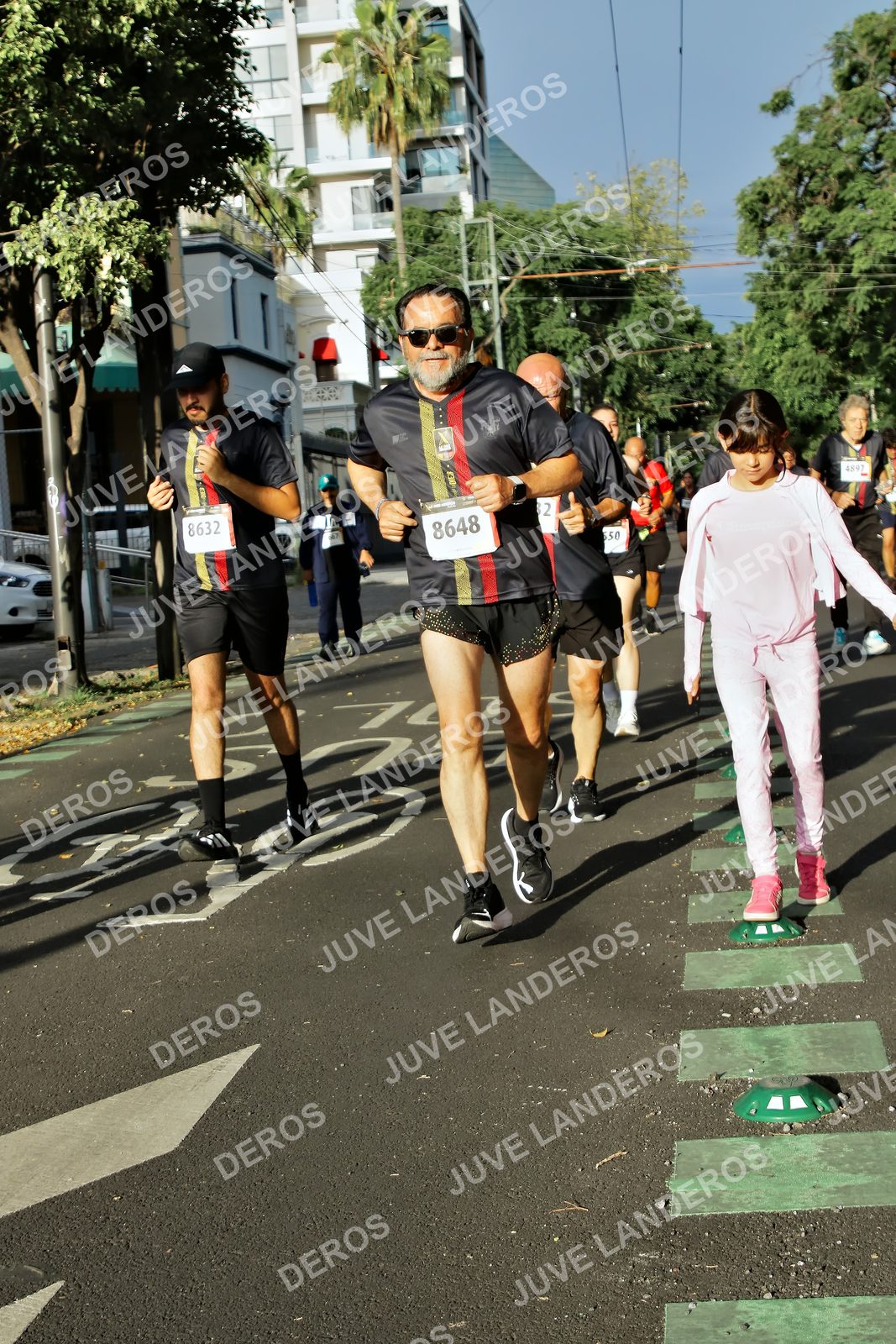 Foto de la X Carrera Leones Negros Red Cola 2026 en Rectoría General de la UdeG, Av. Juárez 976 (meta en Av. Enrique Díaz de León y Pedro Moreno), Guadalajara a las 07:56 · dorsal 8648, 8632, 4892