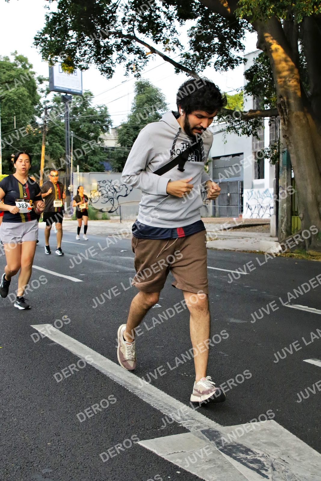 Foto de la X Carrera Leones Negros Red Cola 2026 en Rectoría General de la UdeG, Av. Juárez 976 (meta en Av. Enrique Díaz de León y Pedro Moreno), Guadalajara a las 05:07 · dorsal 6013, 383