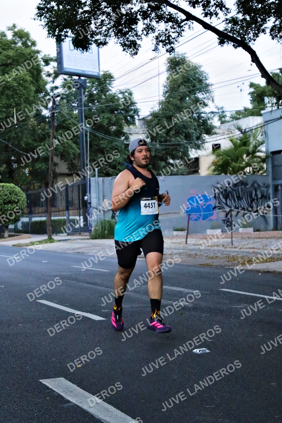 Foto de la X Carrera Leones Negros Red Cola 2026 en Rectoría General de la UdeG, Av. Juárez 976 (meta en Av. Enrique Díaz de León y Pedro Moreno), Guadalajara a las 04:55 · dorsal 4451