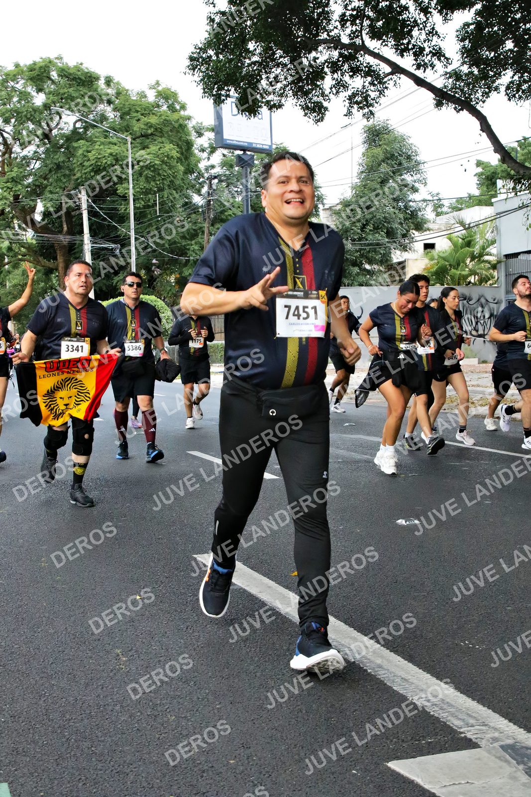 Foto de la X Carrera Leones Negros Red Cola 2026 en Rectoría General de la UdeG, Av. Juárez 976 (meta en Av. Enrique Díaz de León y Pedro Moreno), Guadalajara a las 05:10 · dorsal 7451, 5386, 3341, 1175