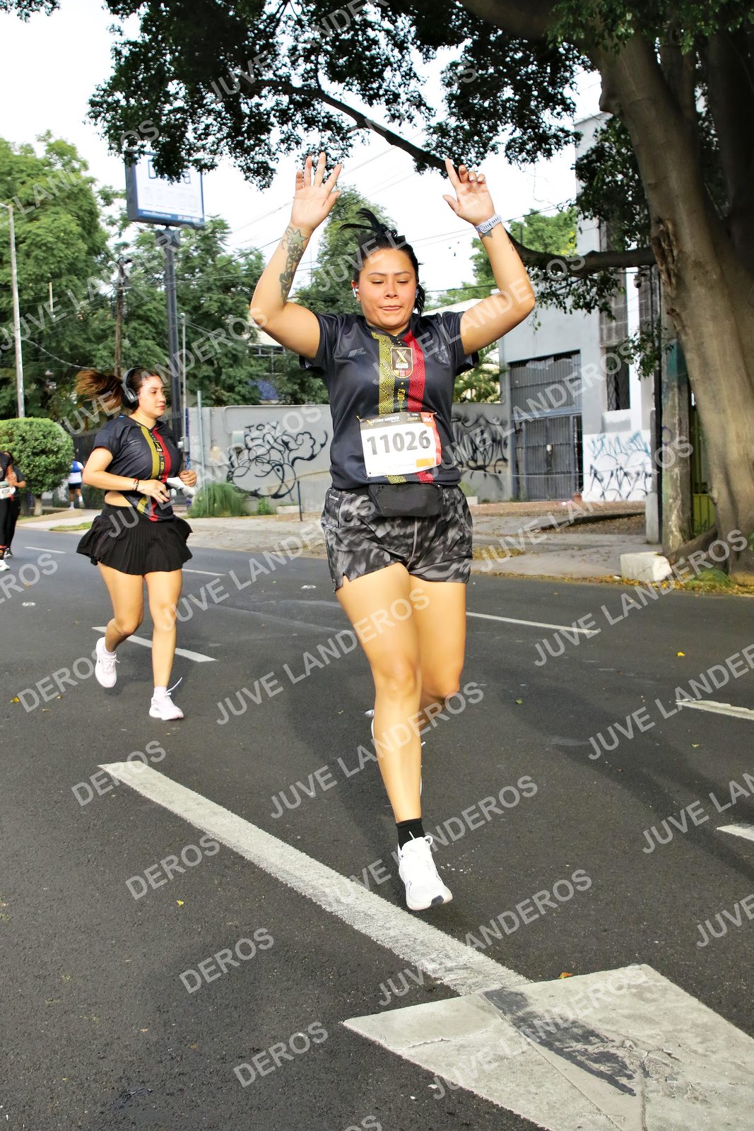 Foto de la X Carrera Leones Negros Red Cola 2026 en Rectoría General de la UdeG, Av. Juárez 976 (meta en Av. Enrique Díaz de León y Pedro Moreno), Guadalajara a las 08:09 · dorsal 11026