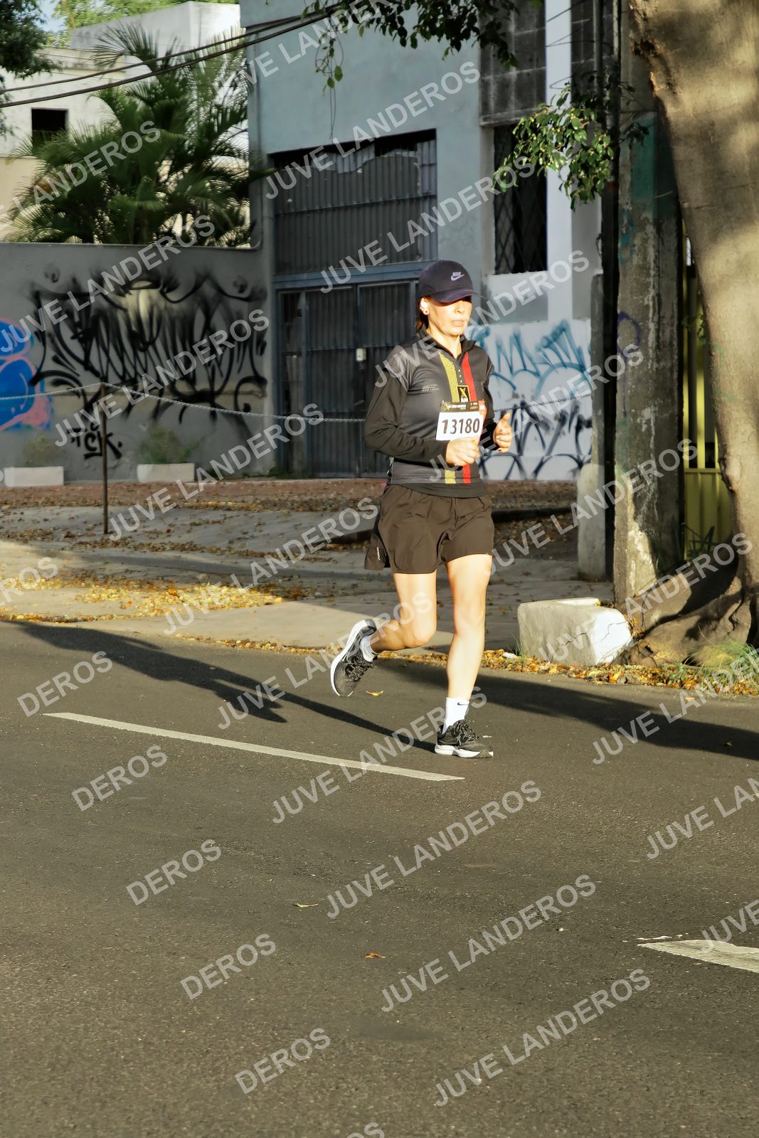 Foto de la X Carrera Leones Negros Red Cola 2026 en Rectoría General de la UdeG, Av. Juárez 976 (meta en Av. Enrique Díaz de León y Pedro Moreno), Guadalajara a las 07:37 · dorsal 13180
