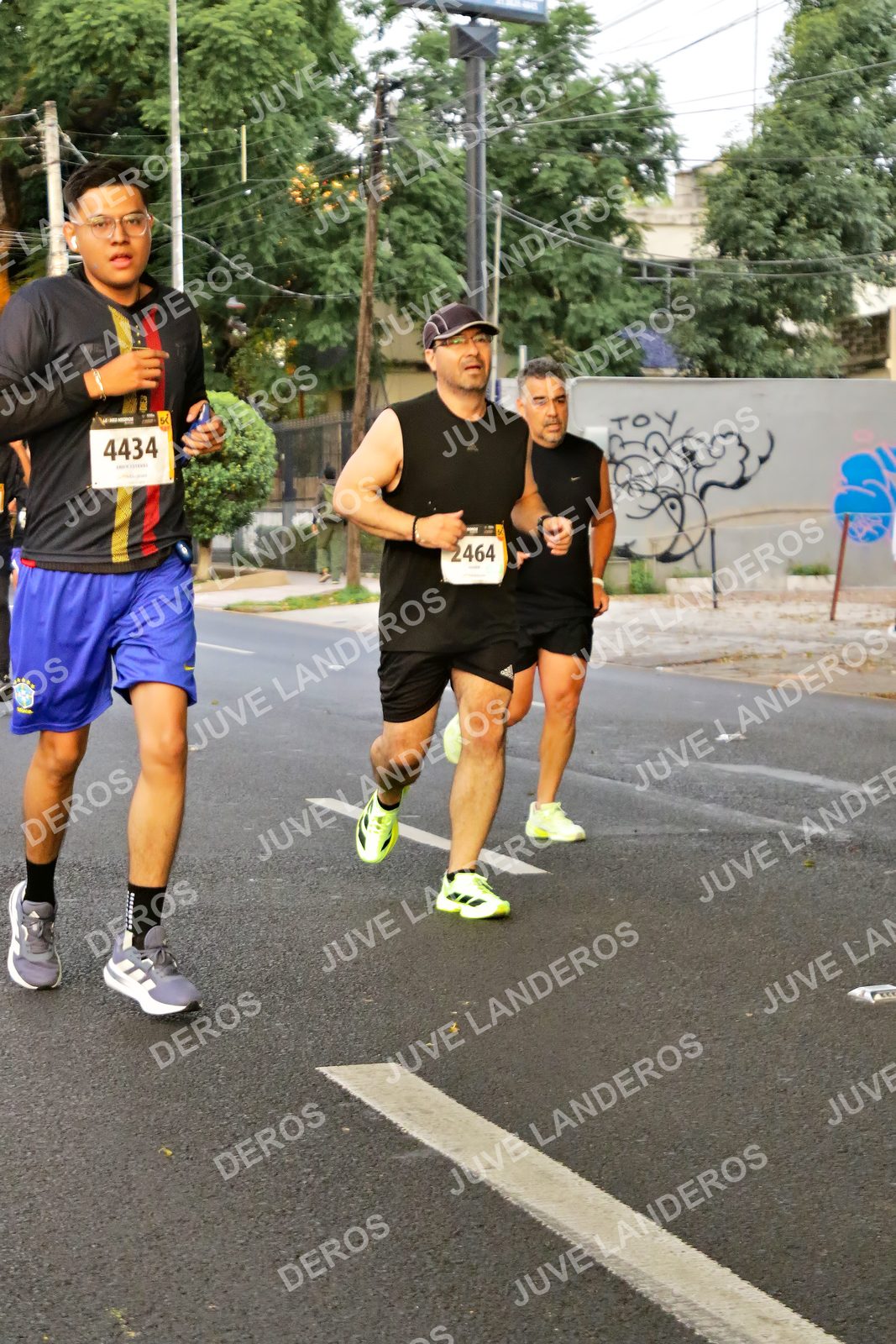 Foto de la X Carrera Leones Negros Red Cola 2026 en Rectoría General de la UdeG, Av. Juárez 976 (meta en Av. Enrique Díaz de León y Pedro Moreno), Guadalajara a las 05:00 · dorsal 4434, 2464