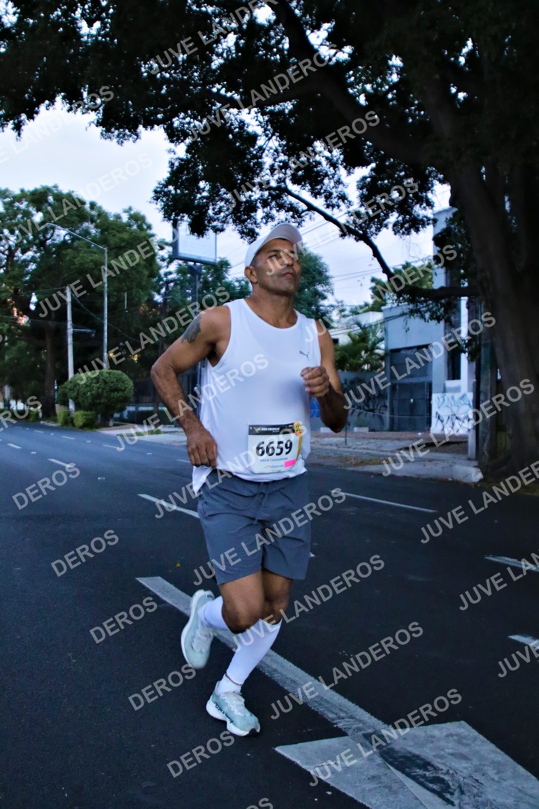 Foto de la X Carrera Leones Negros Red Cola 2026 en Rectoría General de la UdeG, Av. Juárez 976 (meta en Av. Enrique Díaz de León y Pedro Moreno), Guadalajara a las 04:52
