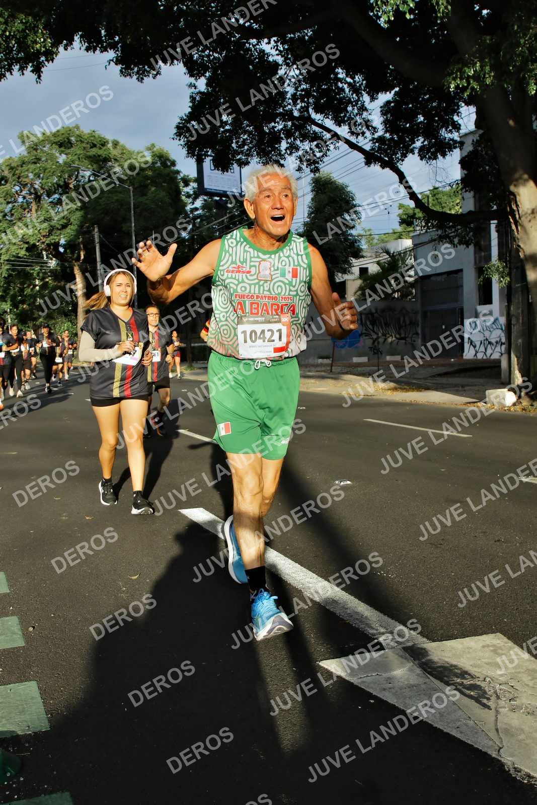 Foto de la X Carrera Leones Negros Red Cola 2026 en Rectoría General de la UdeG, Av. Juárez 976 (meta en Av. Enrique Díaz de León y Pedro Moreno), Guadalajara a las 07:43 · dorsal 10421, 2025, 100