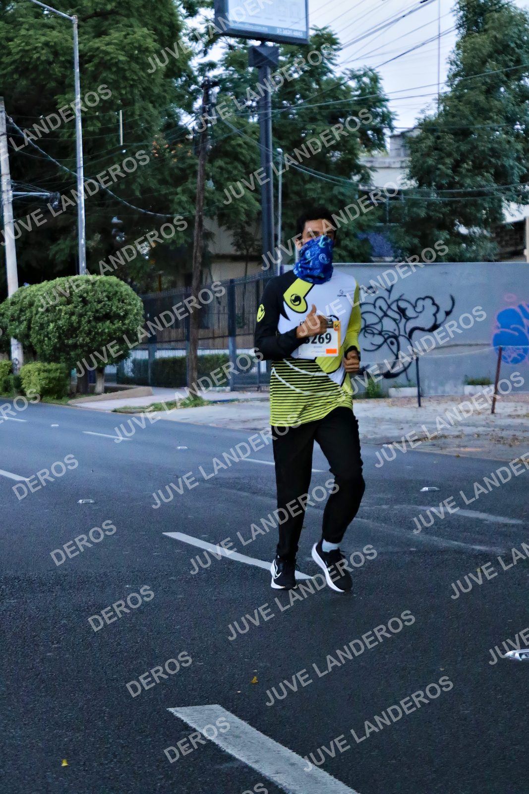 Foto de la X Carrera Leones Negros Red Cola 2026 en Rectoría General de la UdeG, Av. Juárez 976 (meta en Av. Enrique Díaz de León y Pedro Moreno), Guadalajara a las 04:54 · dorsal 697