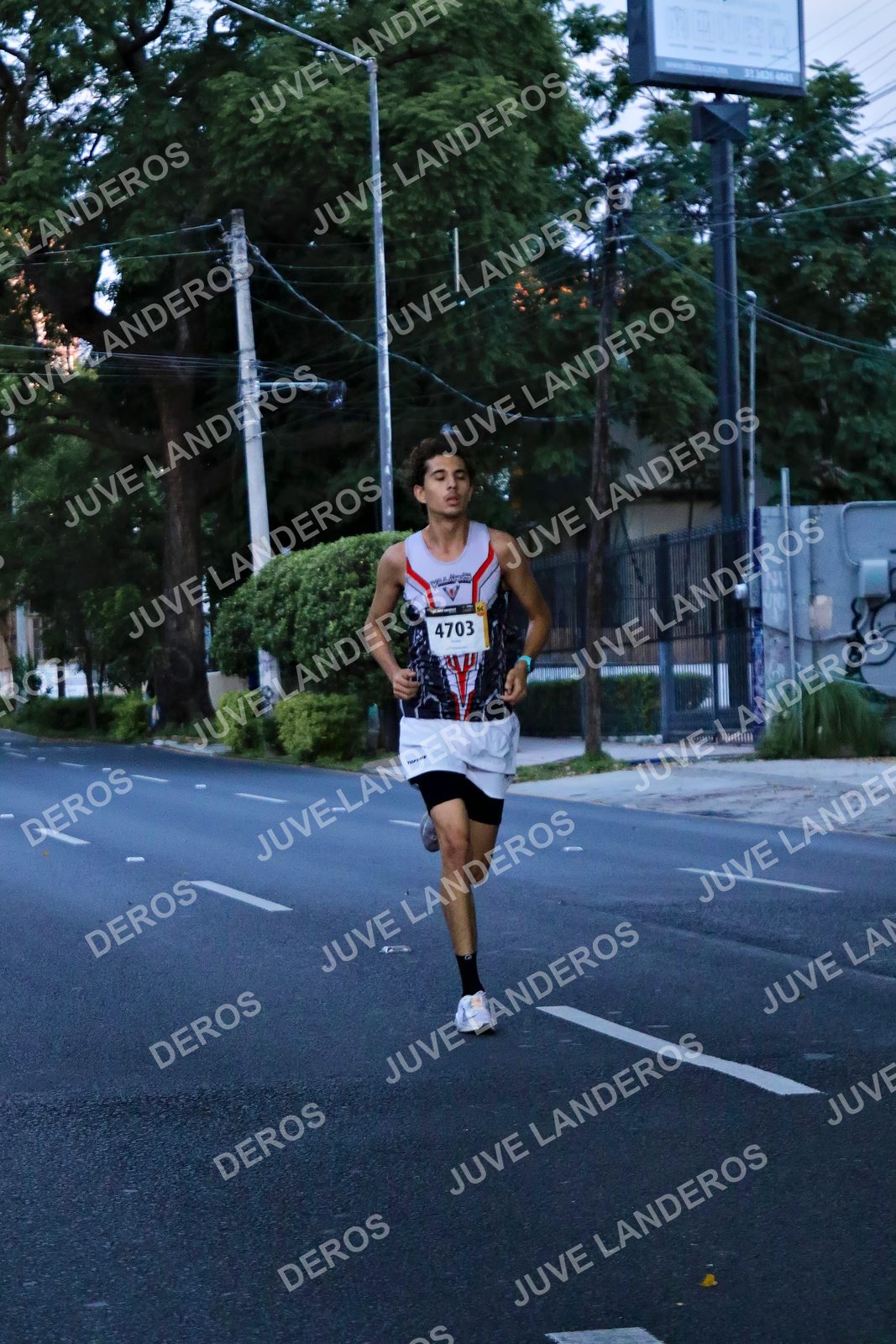Foto de la X Carrera Leones Negros Red Cola 2026 en Rectoría General de la UdeG, Av. Juárez 976 (meta en Av. Enrique Díaz de León y Pedro Moreno), Guadalajara a las 04:52 · dorsal 4703