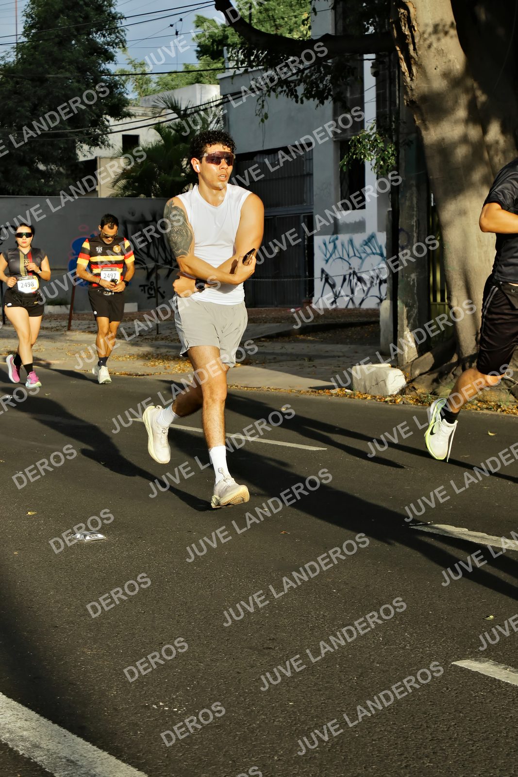 Foto de la X Carrera Leones Negros Red Cola 2026 en Rectoría General de la UdeG, Av. Juárez 976 (meta en Av. Enrique Díaz de León y Pedro Moreno), Guadalajara a las 07:38 · dorsal 2497, 2498
