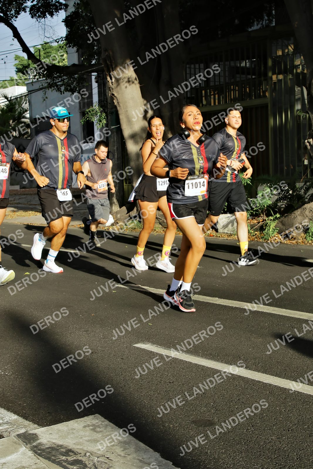 Foto de la X Carrera Leones Negros Red Cola 2026 en Rectoría General de la UdeG, Av. Juárez 976 (meta en Av. Enrique Díaz de León y Pedro Moreno), Guadalajara a las 07:56 · dorsal 48, 11014, 165, 1233