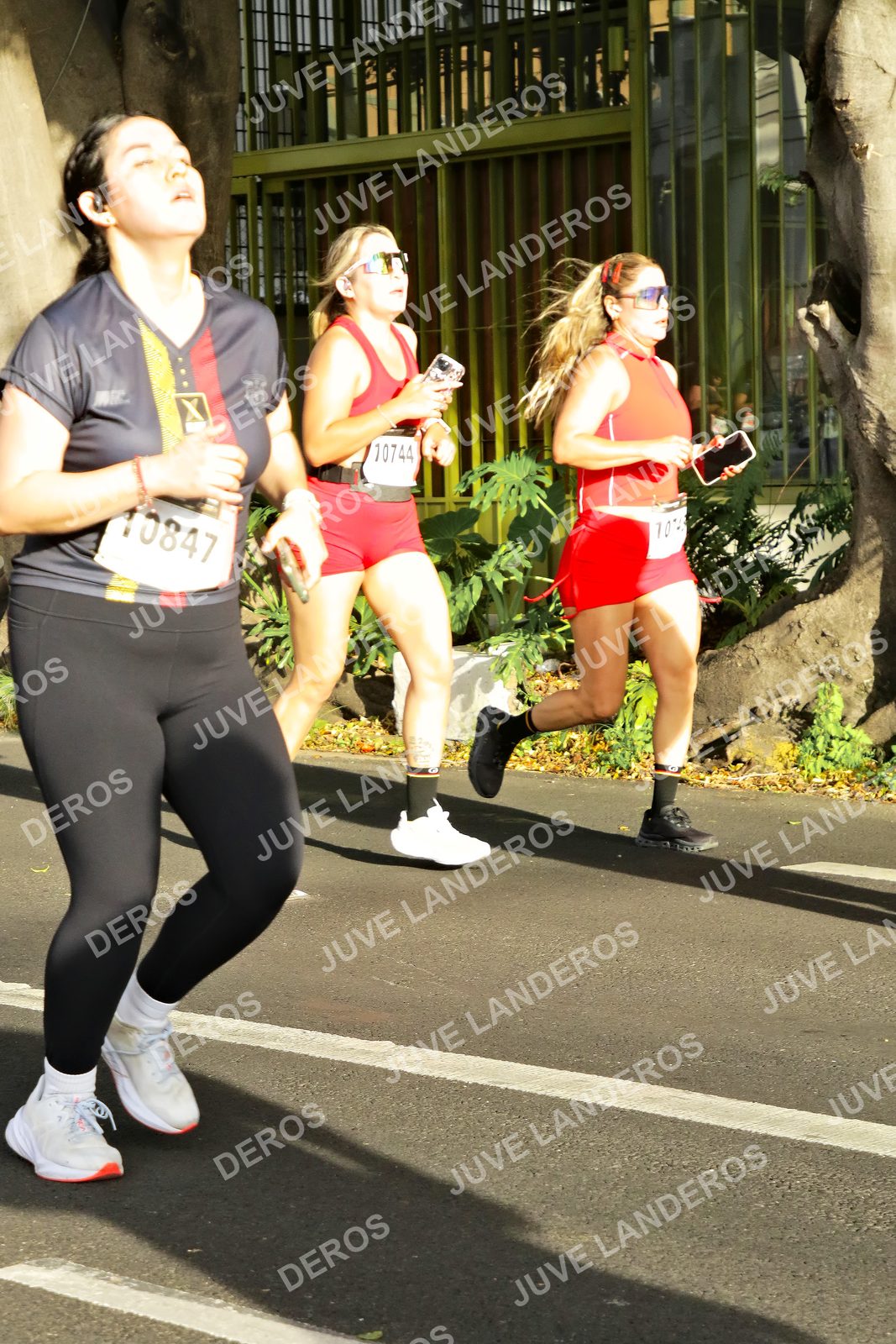 Foto de la X Carrera Leones Negros Red Cola 2026 en Rectoría General de la UdeG, Av. Juárez 976 (meta en Av. Enrique Díaz de León y Pedro Moreno), Guadalajara a las 08:01 · dorsal 10744, 10847