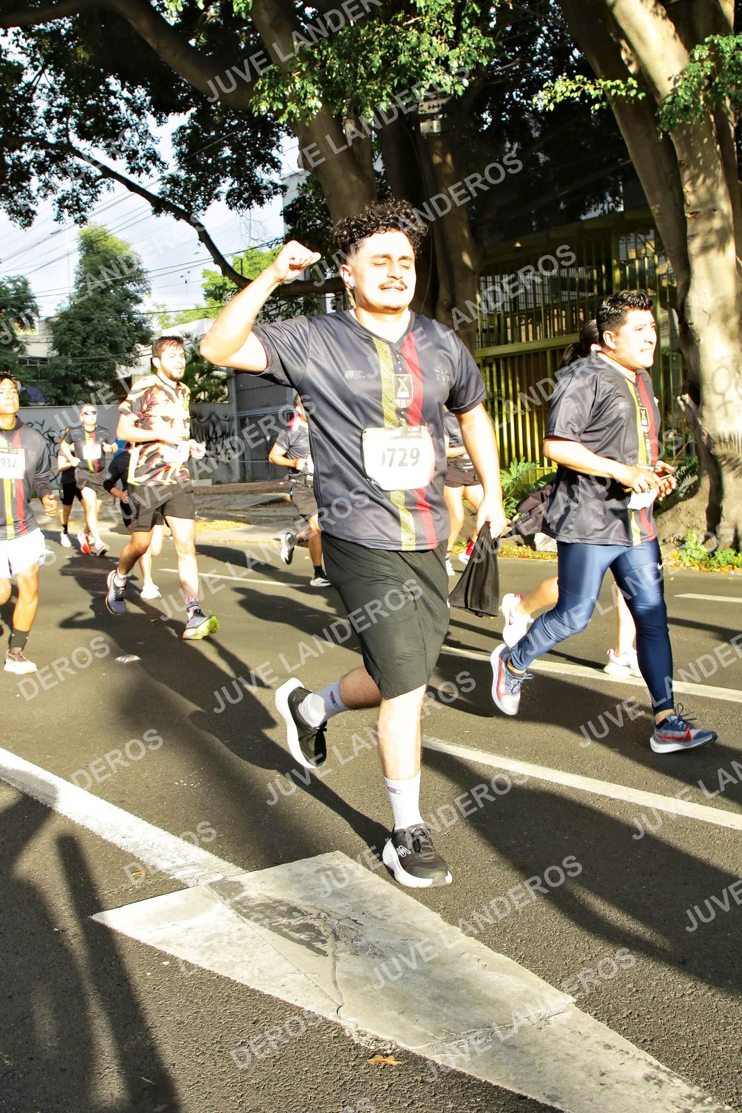 Foto de la X Carrera Leones Negros Red Cola 2026 en Rectoría General de la UdeG, Av. Juárez 976 (meta en Av. Enrique Díaz de León y Pedro Moreno), Guadalajara a las 07:51 · dorsal 932