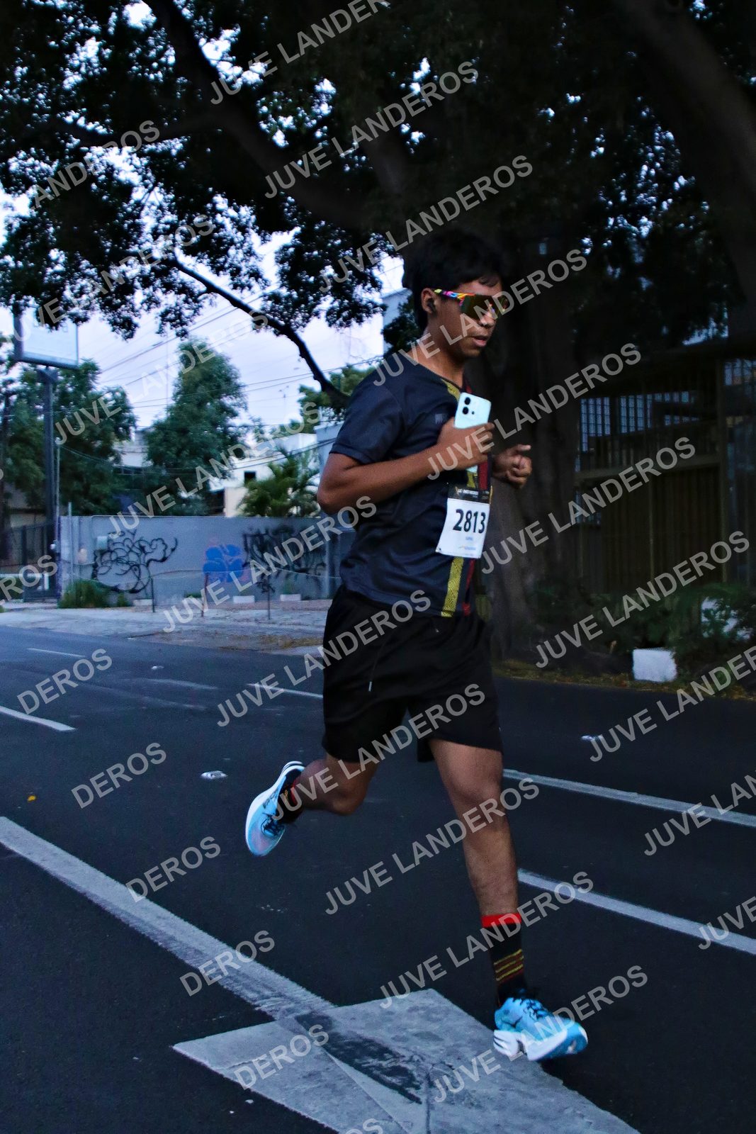 Foto de la X Carrera Leones Negros Red Cola 2026 en Rectoría General de la UdeG, Av. Juárez 976 (meta en Av. Enrique Díaz de León y Pedro Moreno), Guadalajara a las 04:51 · dorsal 2813