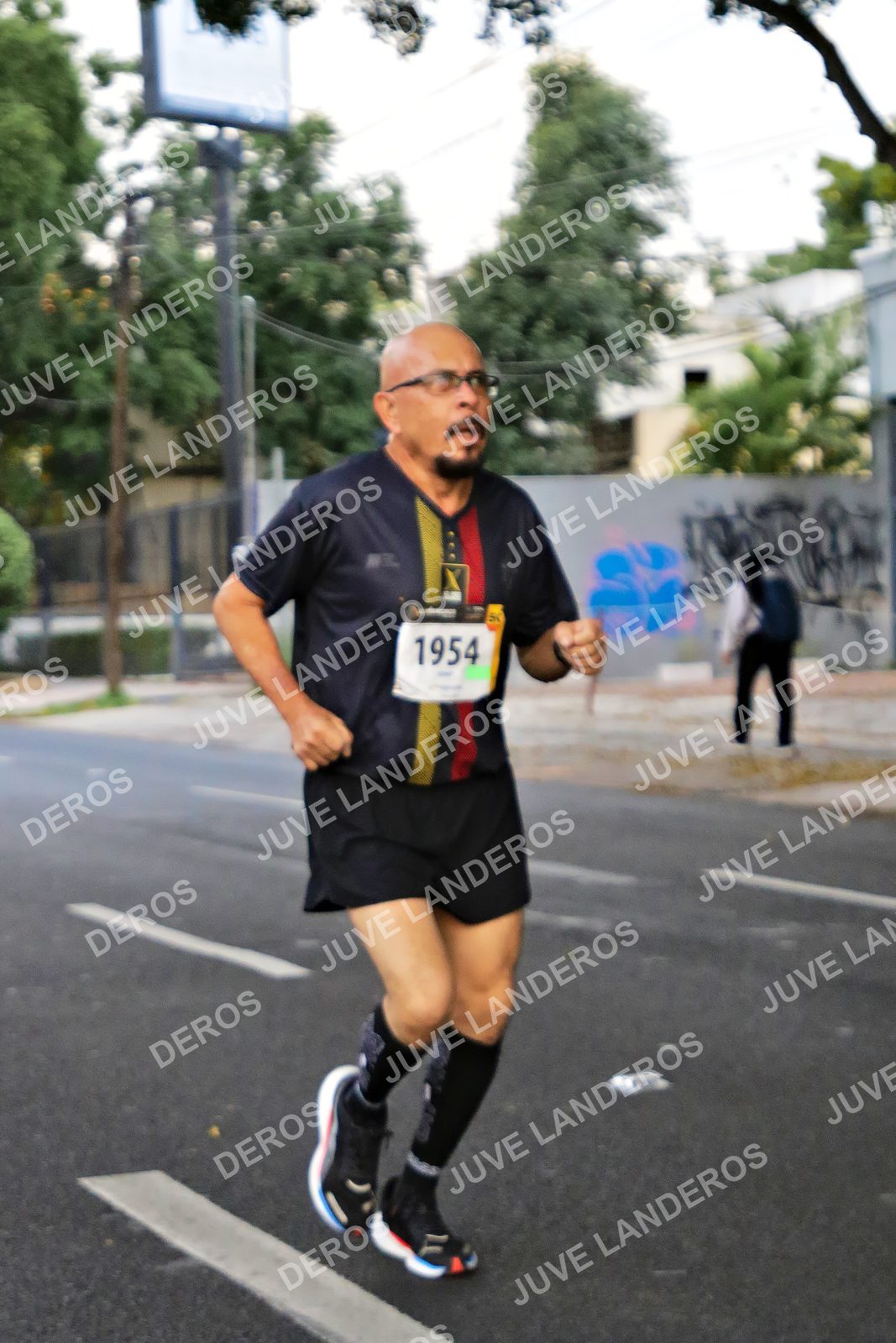 Foto de la X Carrera Leones Negros Red Cola 2026 en Rectoría General de la UdeG, Av. Juárez 976 (meta en Av. Enrique Díaz de León y Pedro Moreno), Guadalajara a las 04:58 · dorsal 1954