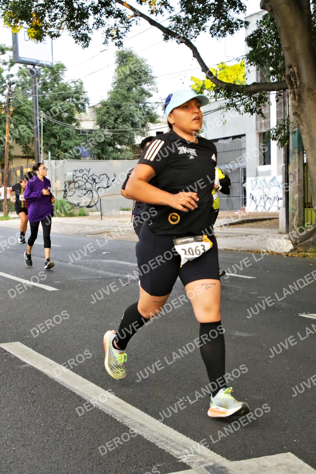 Foto de la X Carrera Leones Negros Red Cola 2026 en Rectoría General de la UdeG, Av. Juárez 976 (meta en Av. Enrique Díaz de León y Pedro Moreno), Guadalajara a las 05:03 · dorsal 2063