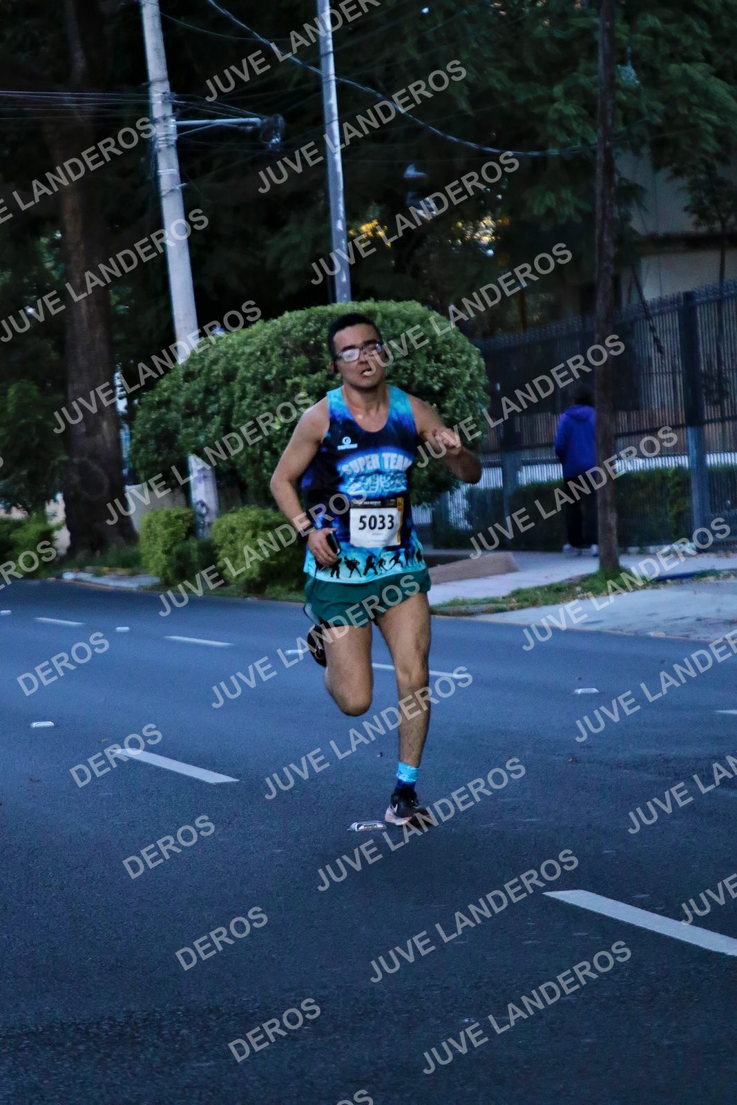 Foto de la X Carrera Leones Negros Red Cola 2026 en Rectoría General de la UdeG, Av. Juárez 976 (meta en Av. Enrique Díaz de León y Pedro Moreno), Guadalajara a las 04:50 · dorsal 5033