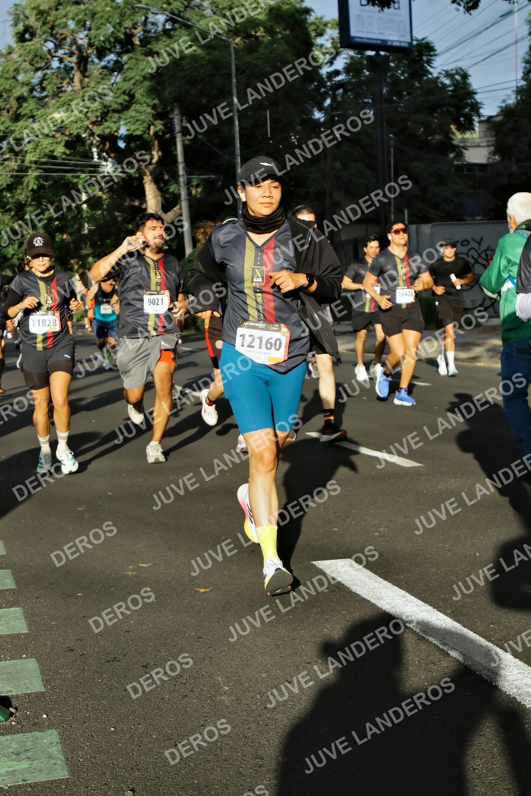 Foto de la X Carrera Leones Negros Red Cola 2026 en Rectoría General de la UdeG, Av. Juárez 976 (meta en Av. Enrique Díaz de León y Pedro Moreno), Guadalajara a las 07:50 · dorsal 9021, 12160, 11828, 10426