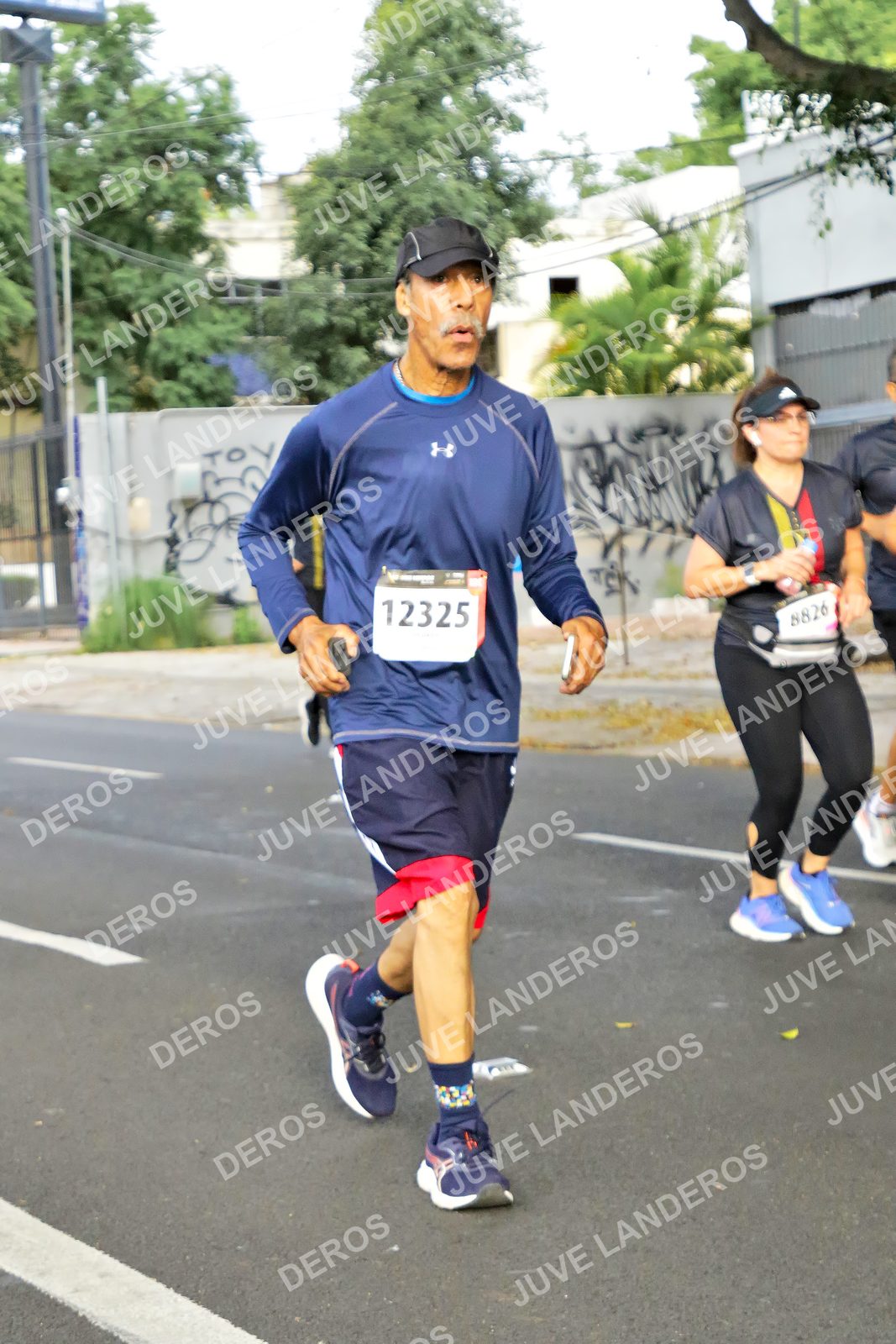 Foto de la X Carrera Leones Negros Red Cola 2026 en Rectoría General de la UdeG, Av. Juárez 976 (meta en Av. Enrique Díaz de León y Pedro Moreno), Guadalajara a las 08:08 · dorsal 12325, 8826