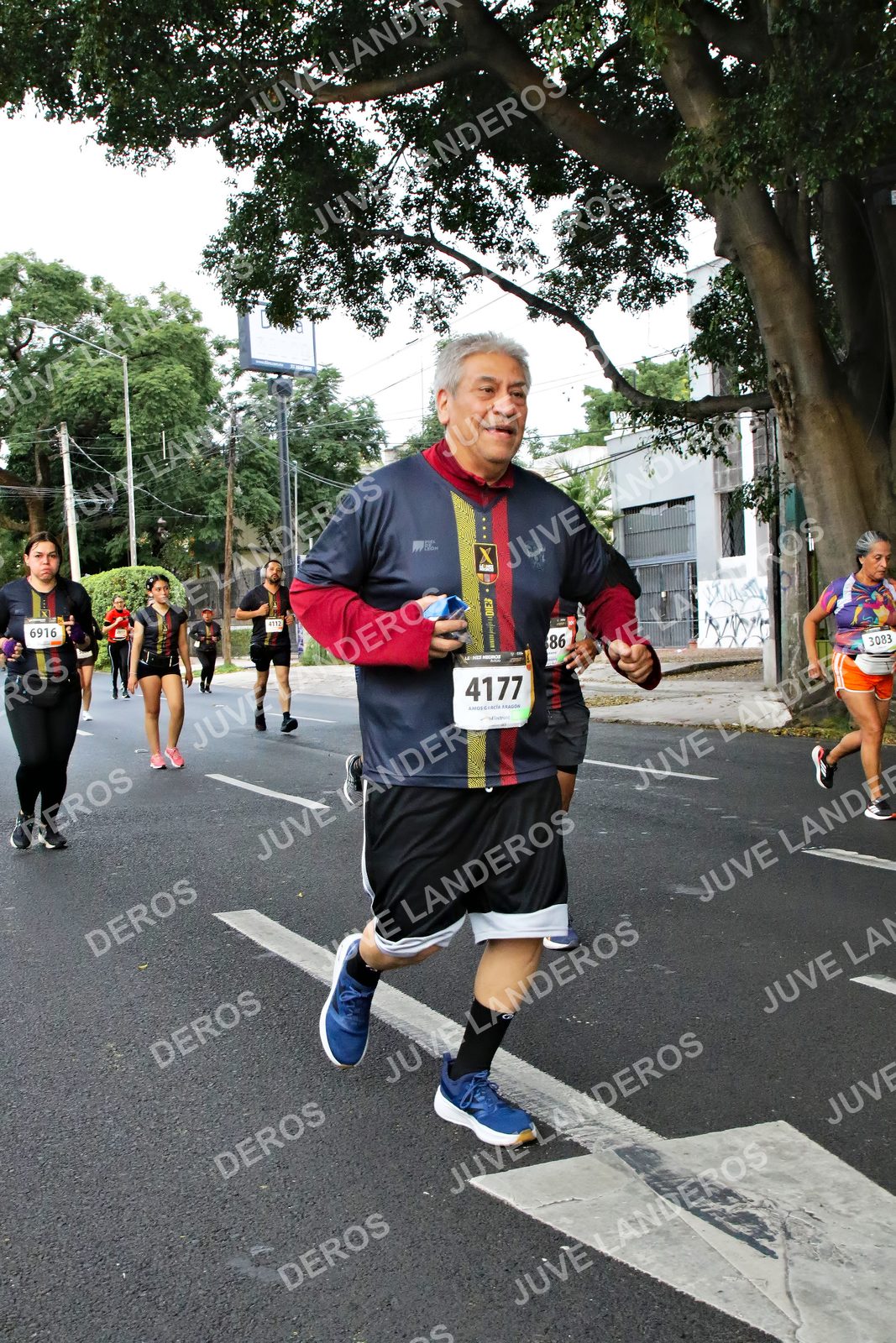 Foto de la X Carrera Leones Negros Red Cola 2026 en Rectoría General de la UdeG, Av. Juárez 976 (meta en Av. Enrique Díaz de León y Pedro Moreno), Guadalajara a las 05:09 · dorsal 4177, 6916, 3083, 86