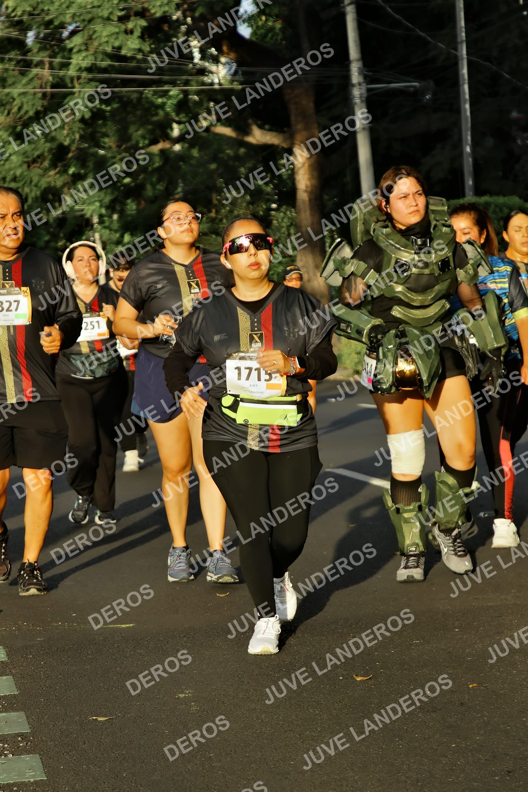 Foto de la X Carrera Leones Negros Red Cola 2026 en Rectoría General de la UdeG, Av. Juárez 976 (meta en Av. Enrique Díaz de León y Pedro Moreno), Guadalajara a las 07:27 · dorsal 251, 1715, 2414
