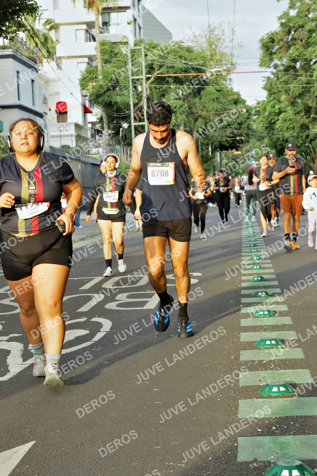 Foto de la X Carrera Leones Negros Red Cola 2026 en Rectoría General de la UdeG, Av. Juárez 976 (meta en Av. Enrique Díaz de León y Pedro Moreno), Guadalajara a las 07:34 · dorsal 8708, 5077, 78