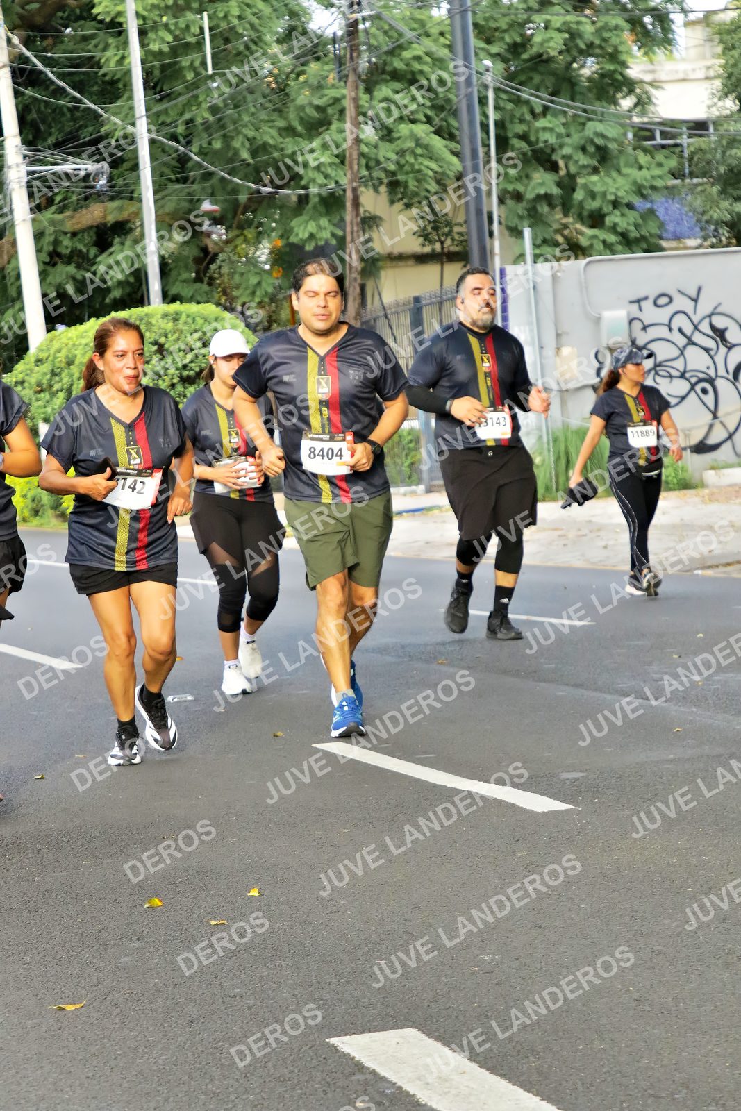 Foto de la X Carrera Leones Negros Red Cola 2026 en Rectoría General de la UdeG, Av. Juárez 976 (meta en Av. Enrique Díaz de León y Pedro Moreno), Guadalajara a las 08:09 · dorsal 8404, 11889, 142