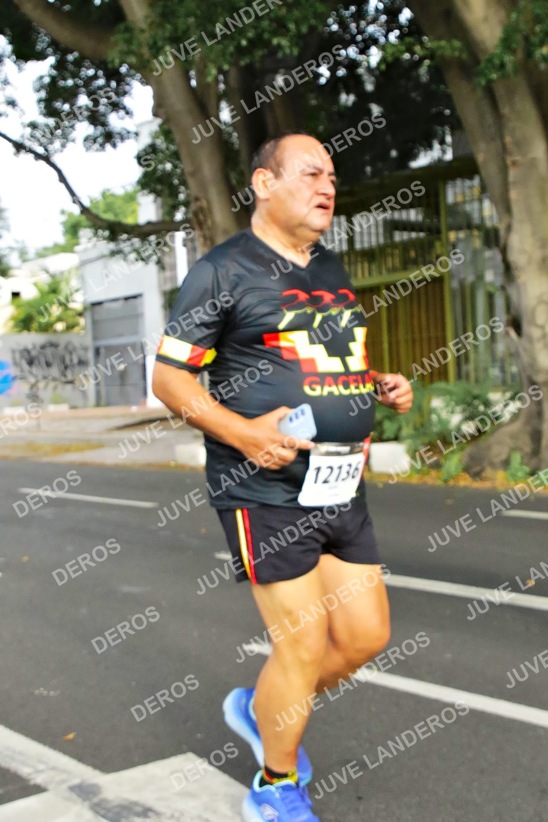 Foto de la X Carrera Leones Negros Red Cola 2026 en Rectoría General de la UdeG, Av. Juárez 976 (meta en Av. Enrique Díaz de León y Pedro Moreno), Guadalajara a las 08:18 · dorsal 12136