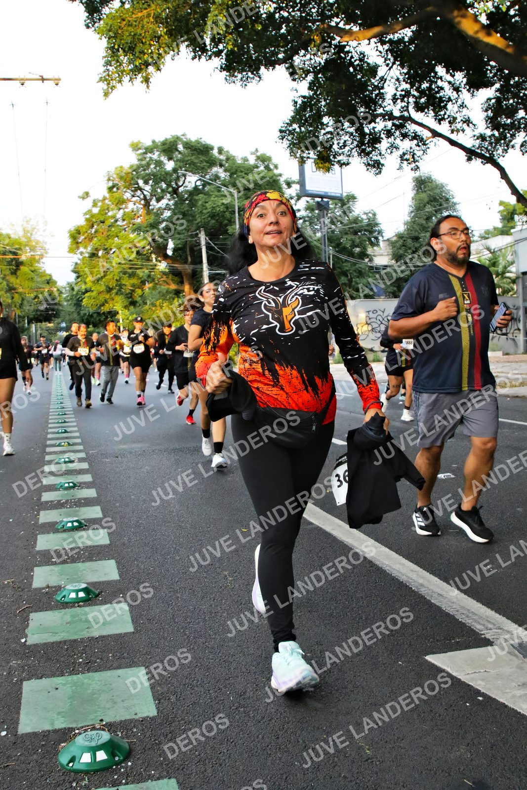 Foto de la X Carrera Leones Negros Red Cola 2026 en Rectoría General de la UdeG, Av. Juárez 976 (meta en Av. Enrique Díaz de León y Pedro Moreno), Guadalajara a las 05:07 · dorsal 36