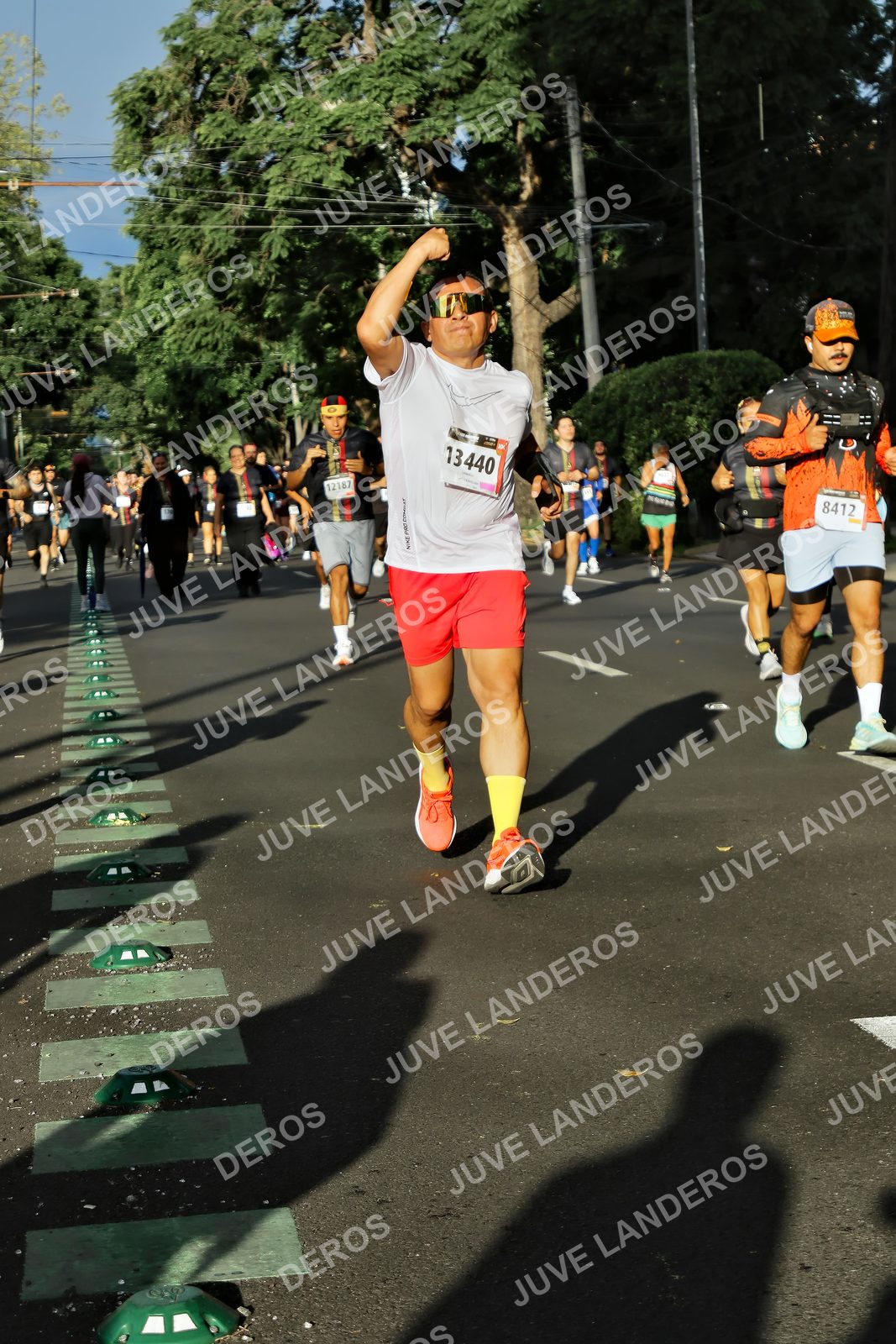 Foto de la X Carrera Leones Negros Red Cola 2026 en Rectoría General de la UdeG, Av. Juárez 976 (meta en Av. Enrique Díaz de León y Pedro Moreno), Guadalajara a las 07:50 · dorsal 8412, 13440, 12187