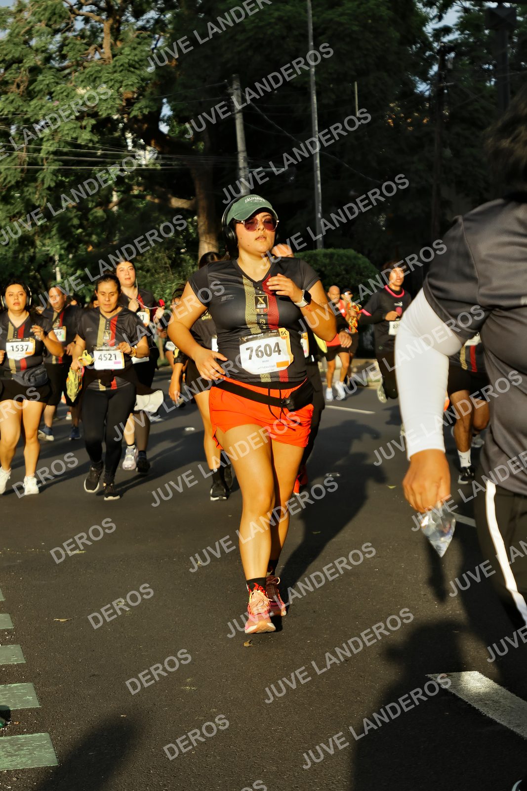 Foto de la X Carrera Leones Negros Red Cola 2026 en Rectoría General de la UdeG, Av. Juárez 976 (meta en Av. Enrique Díaz de León y Pedro Moreno), Guadalajara a las 07:32 · dorsal 7604, 4521, 1537