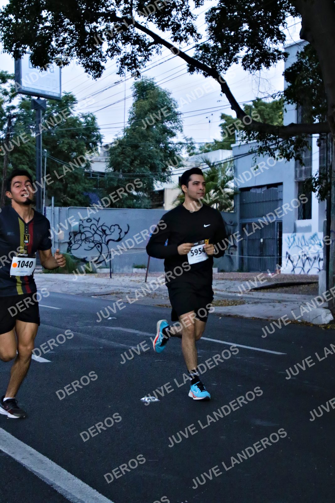 Foto de la X Carrera Leones Negros Red Cola 2026 en Rectoría General de la UdeG, Av. Juárez 976 (meta en Av. Enrique Díaz de León y Pedro Moreno), Guadalajara a las 04:53 · dorsal 1040, 5954
