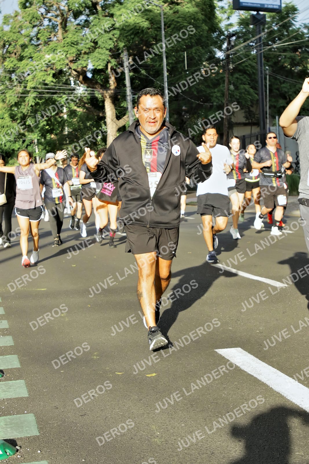 Foto de la X Carrera Leones Negros Red Cola 2026 en Rectoría General de la UdeG, Av. Juárez 976 (meta en Av. Enrique Díaz de León y Pedro Moreno), Guadalajara a las 07:55 · dorsal 10475