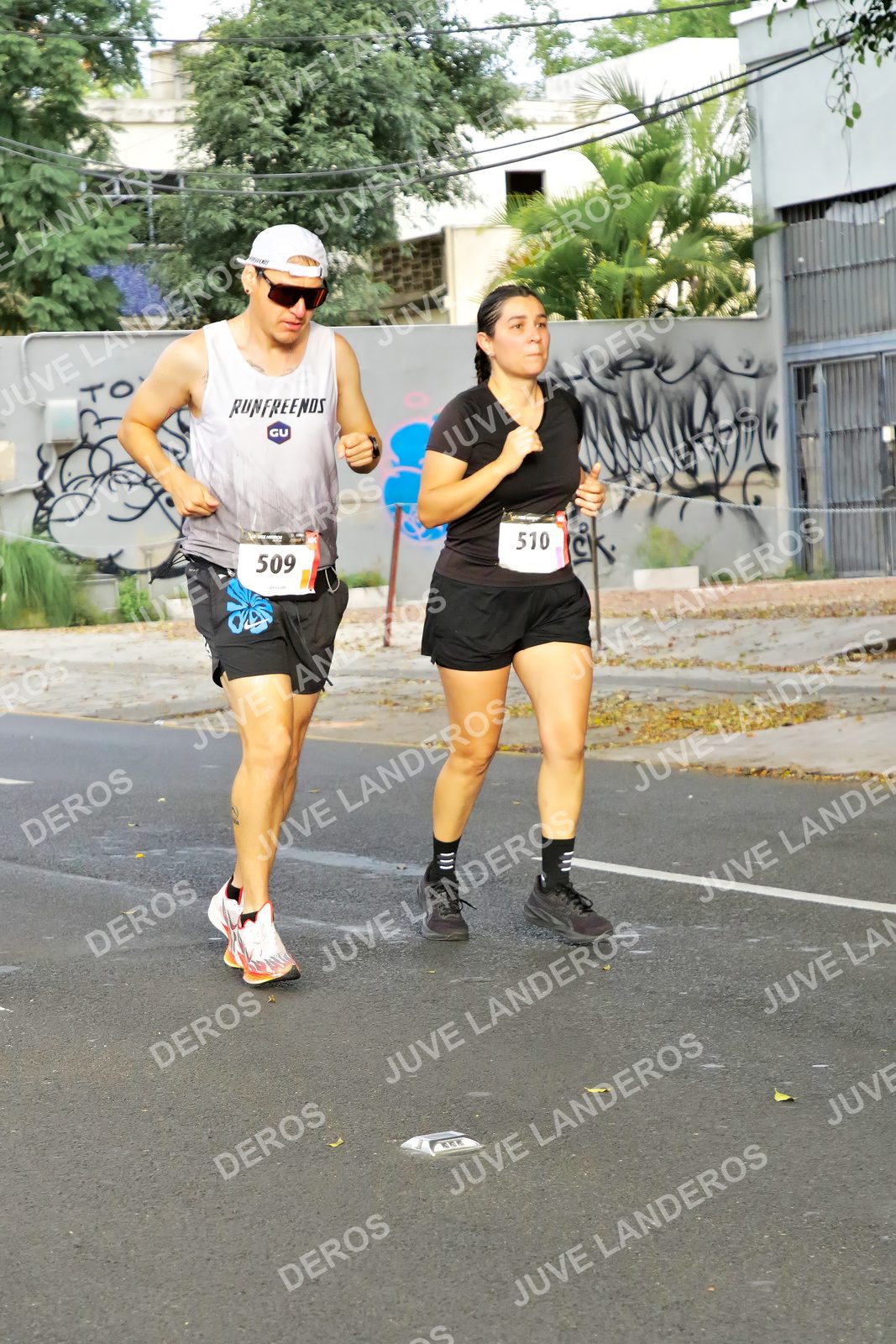 Foto de la X Carrera Leones Negros Red Cola 2026 en Rectoría General de la UdeG, Av. Juárez 976 (meta en Av. Enrique Díaz de León y Pedro Moreno), Guadalajara a las 08:08 · dorsal 510, 509