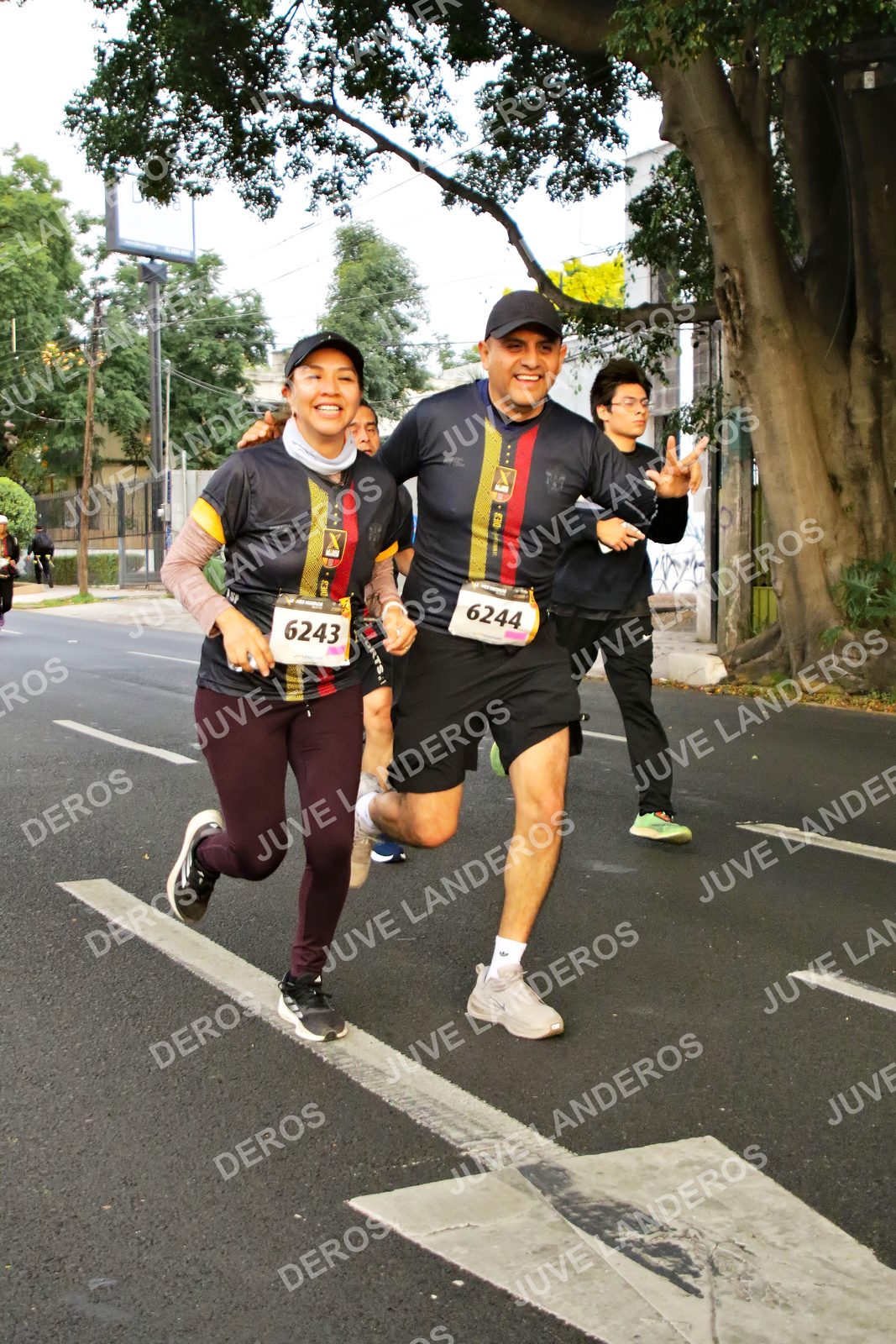 Foto de la X Carrera Leones Negros Red Cola 2026 en Rectoría General de la UdeG, Av. Juárez 976 (meta en Av. Enrique Díaz de León y Pedro Moreno), Guadalajara a las 05:01 · dorsal 6243, 6244