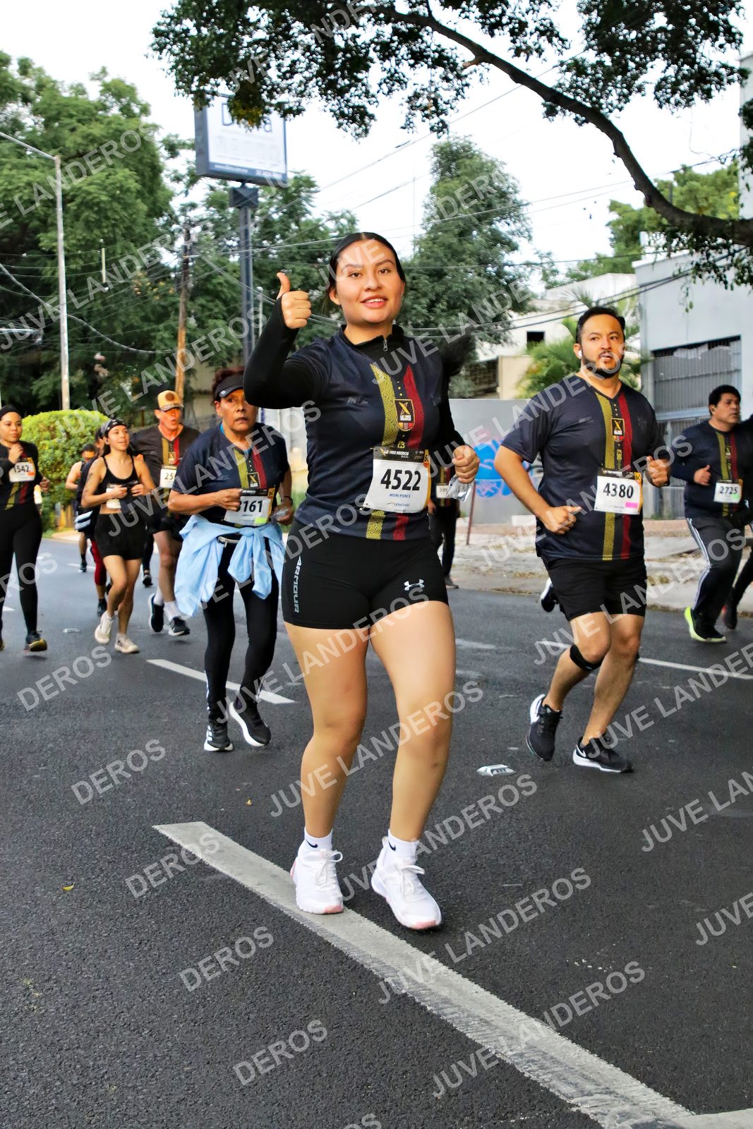 Foto de la X Carrera Leones Negros Red Cola 2026 en Rectoría General de la UdeG, Av. Juárez 976 (meta en Av. Enrique Díaz de León y Pedro Moreno), Guadalajara a las 05:08 · dorsal 4522, 4380, 2725, 542
