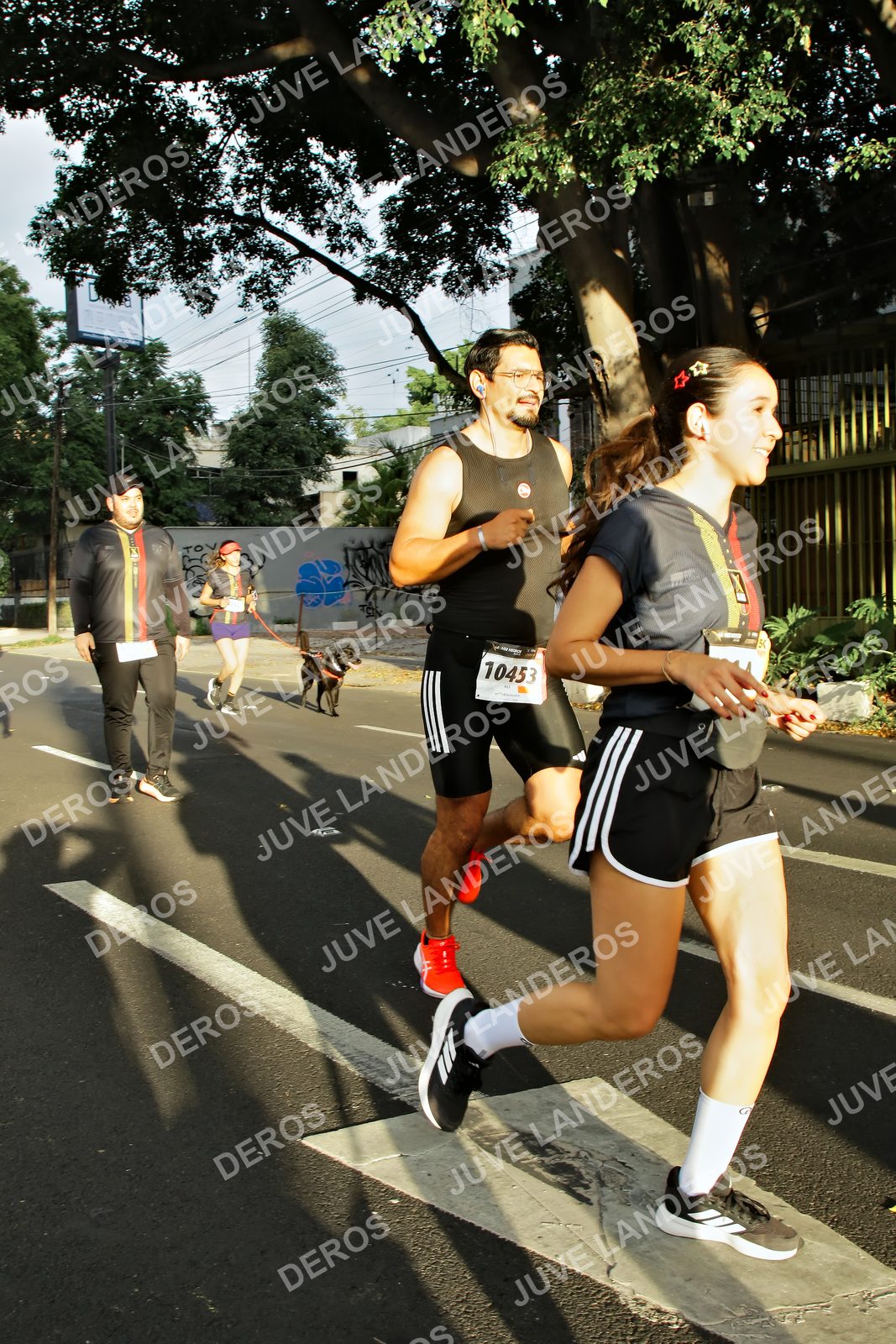 Foto de la X Carrera Leones Negros Red Cola 2026 en Rectoría General de la UdeG, Av. Juárez 976 (meta en Av. Enrique Díaz de León y Pedro Moreno), Guadalajara a las 07:29 · dorsal 10453
