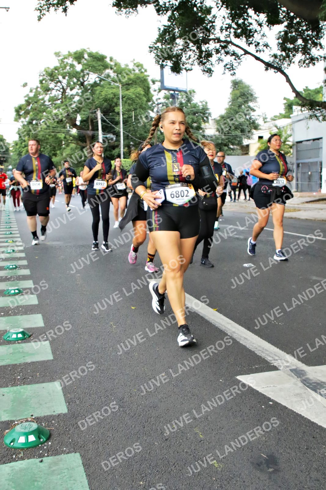 Foto de la X Carrera Leones Negros Red Cola 2026 en Rectoría General de la UdeG, Av. Juárez 976 (meta en Av. Enrique Díaz de León y Pedro Moreno), Guadalajara a las 07:15 · dorsal 6802, 6997, 2012
