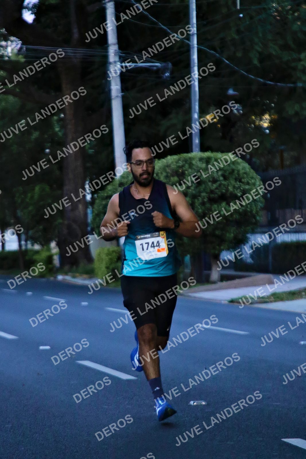 Foto de la X Carrera Leones Negros Red Cola 2026 en Rectoría General de la UdeG, Av. Juárez 976 (meta en Av. Enrique Díaz de León y Pedro Moreno), Guadalajara a las 04:50 · dorsal 1744