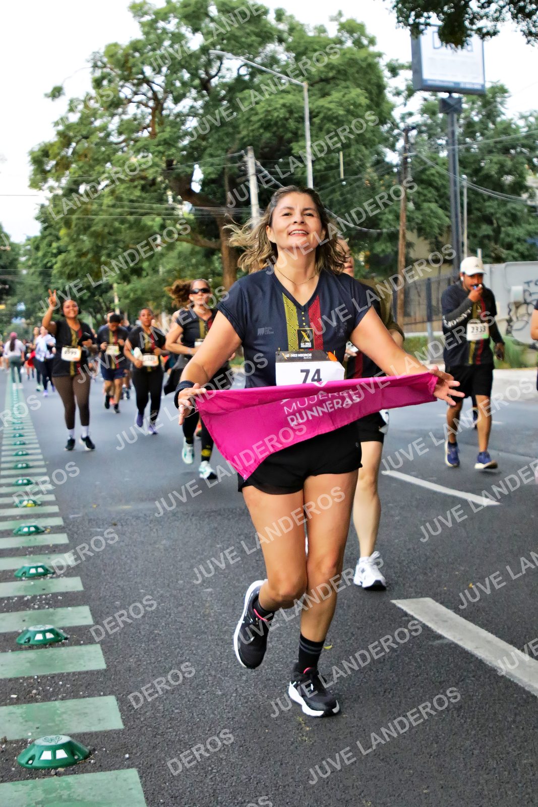 Foto de la X Carrera Leones Negros Red Cola 2026 en Rectoría General de la UdeG, Av. Juárez 976 (meta en Av. Enrique Díaz de León y Pedro Moreno), Guadalajara a las 05:09 · dorsal 74, 2333