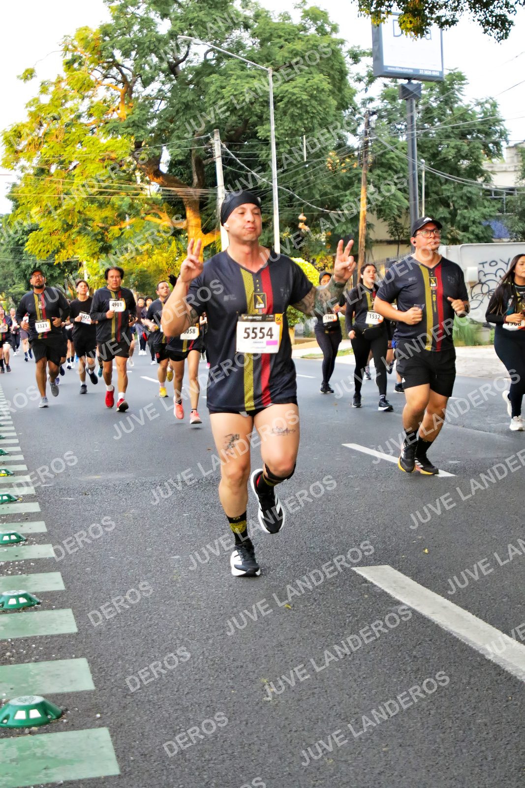 Foto de la X Carrera Leones Negros Red Cola 2026 en Rectoría General de la UdeG, Av. Juárez 976 (meta en Av. Enrique Díaz de León y Pedro Moreno), Guadalajara a las 05:05 · dorsal 5554, 4901, 1532, 58