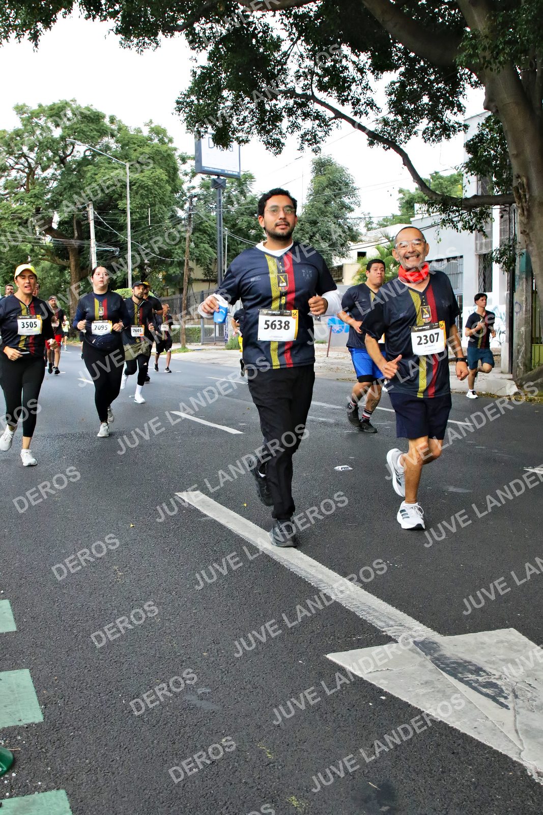 Foto de la X Carrera Leones Negros Red Cola 2026 en Rectoría General de la UdeG, Av. Juárez 976 (meta en Av. Enrique Díaz de León y Pedro Moreno), Guadalajara a las 05:10 · dorsal 3505, 5638, 2307, 7605