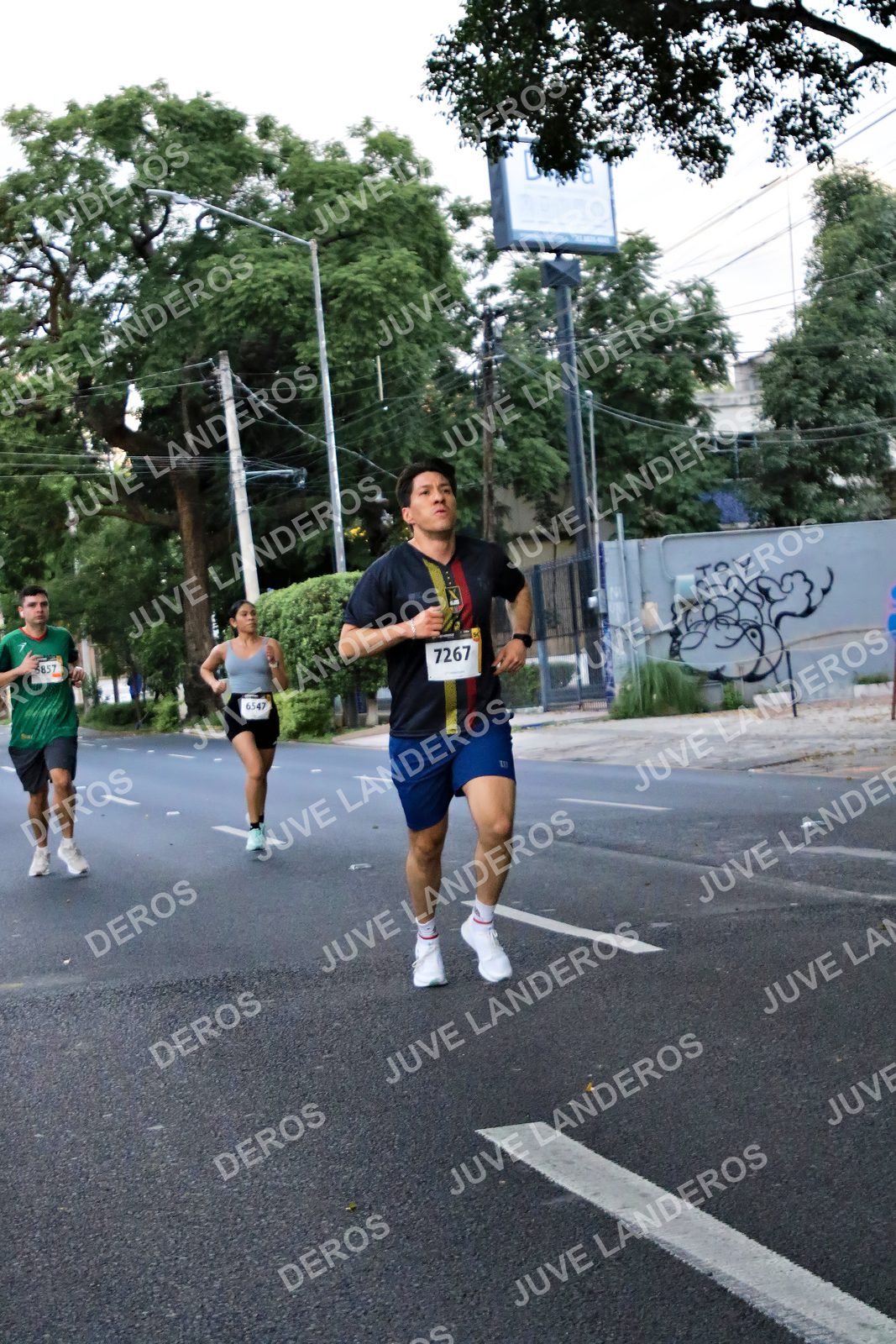 Foto de la X Carrera Leones Negros Red Cola 2026 en Rectoría General de la UdeG, Av. Juárez 976 (meta en Av. Enrique Díaz de León y Pedro Moreno), Guadalajara a las 04:56 · dorsal 7267, 6547