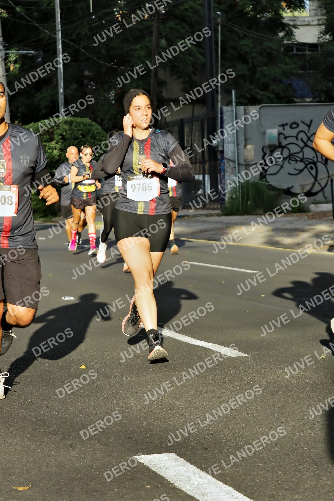 Foto de la X Carrera Leones Negros Red Cola 2026 en Rectoría General de la UdeG, Av. Juárez 976 (meta en Av. Enrique Díaz de León y Pedro Moreno), Guadalajara a las 07:49 · dorsal 9786, 100