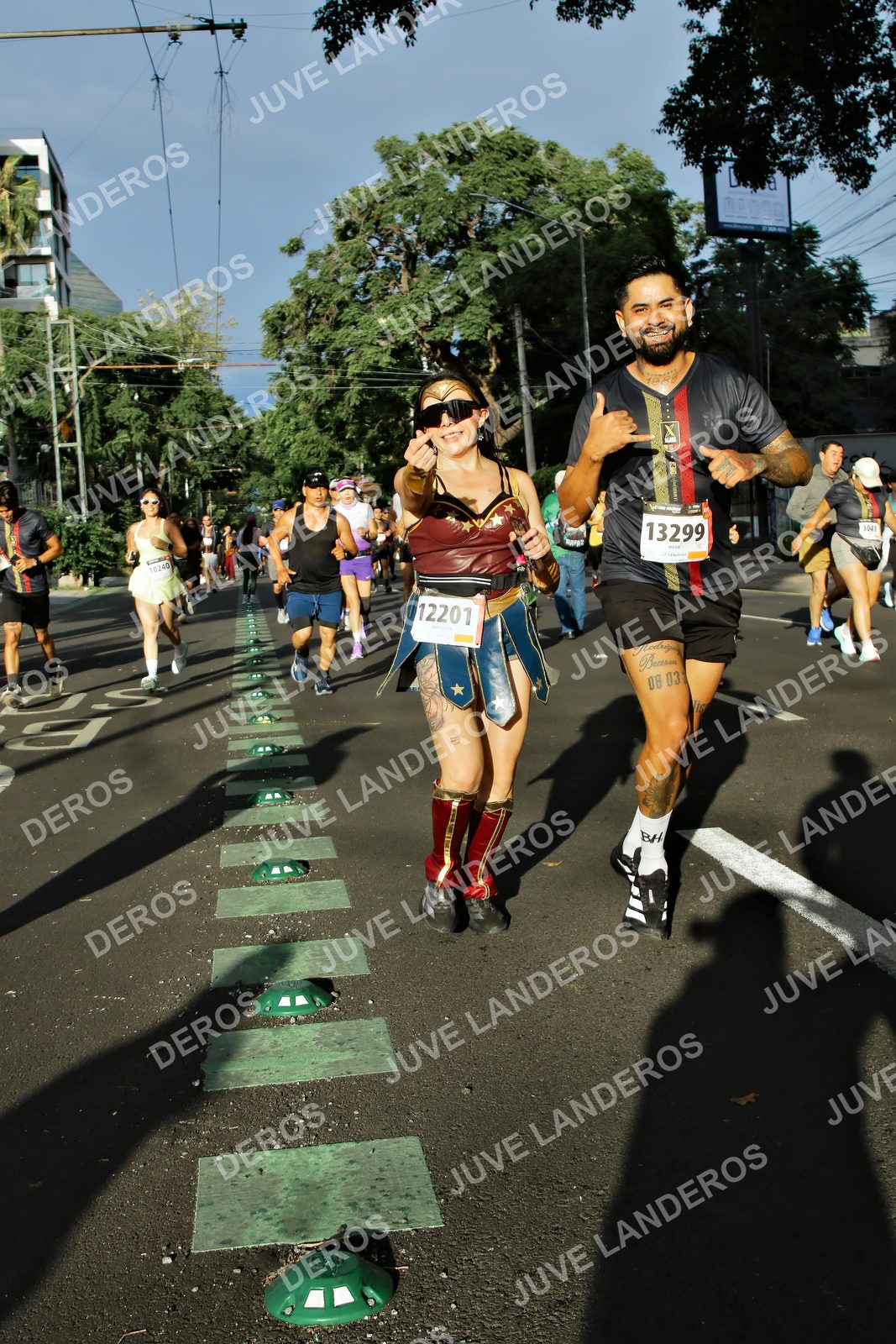 Foto de la X Carrera Leones Negros Red Cola 2026 en Rectoría General de la UdeG, Av. Juárez 976 (meta en Av. Enrique Díaz de León y Pedro Moreno), Guadalajara a las 07:49 · dorsal 13299, 12201, 10240