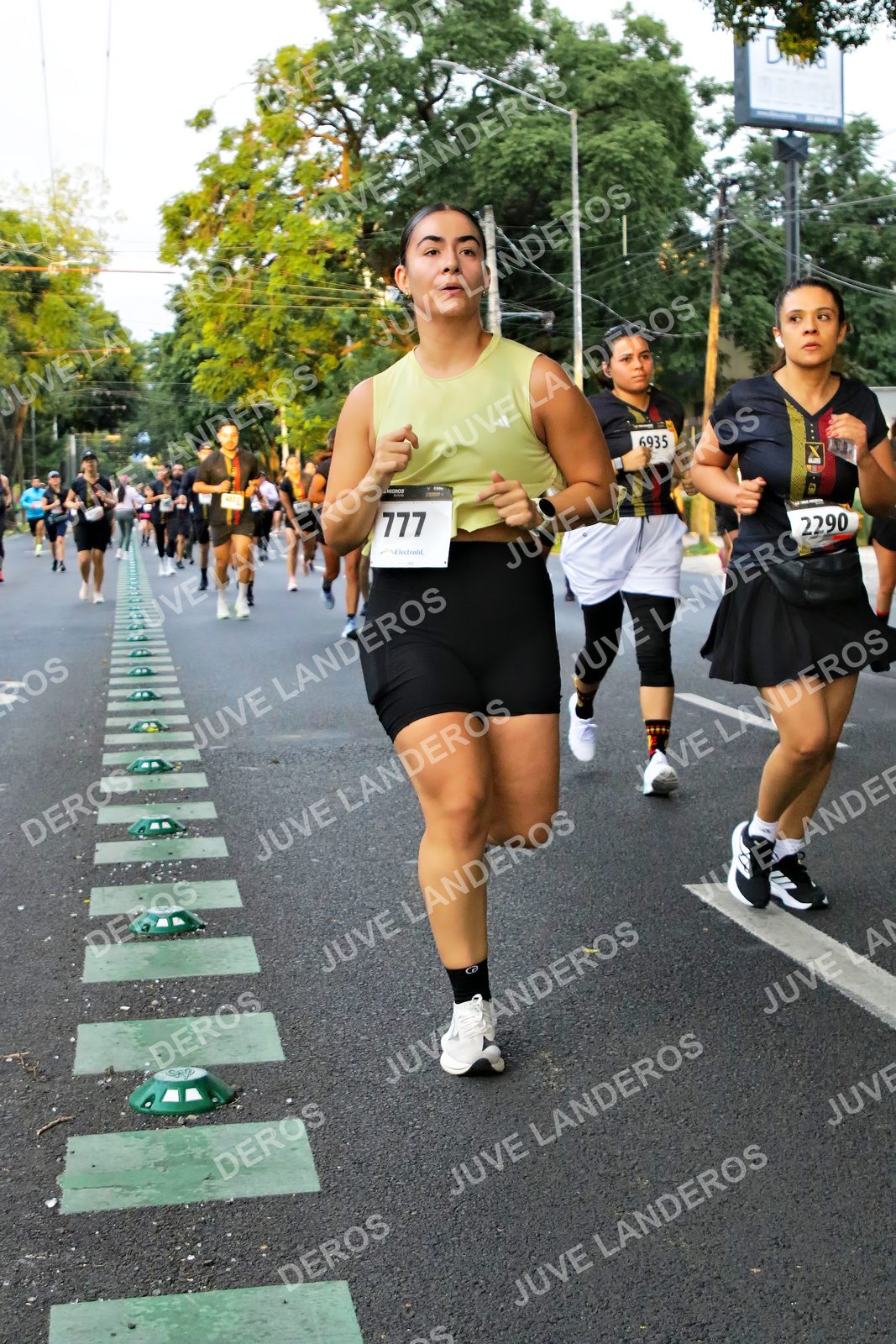 Foto de la X Carrera Leones Negros Red Cola 2026 en Rectoría General de la UdeG, Av. Juárez 976 (meta en Av. Enrique Díaz de León y Pedro Moreno), Guadalajara a las 05:07 · dorsal 777, 2290, 6935