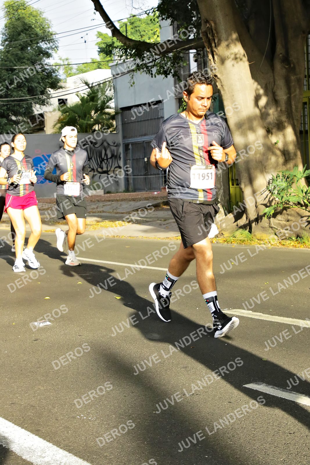 Foto de la X Carrera Leones Negros Red Cola 2026 en Rectoría General de la UdeG, Av. Juárez 976 (meta en Av. Enrique Díaz de León y Pedro Moreno), Guadalajara a las 07:56 · dorsal 1951, 500
