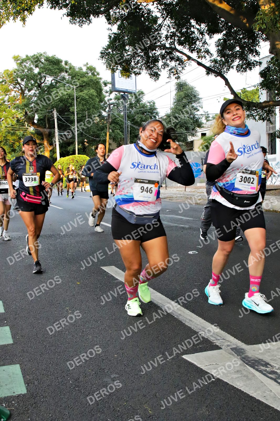 Foto de la X Carrera Leones Negros Red Cola 2026 en Rectoría General de la UdeG, Av. Juárez 976 (meta en Av. Enrique Díaz de León y Pedro Moreno), Guadalajara a las 05:07 · dorsal 946, 3002, 3738, 3965