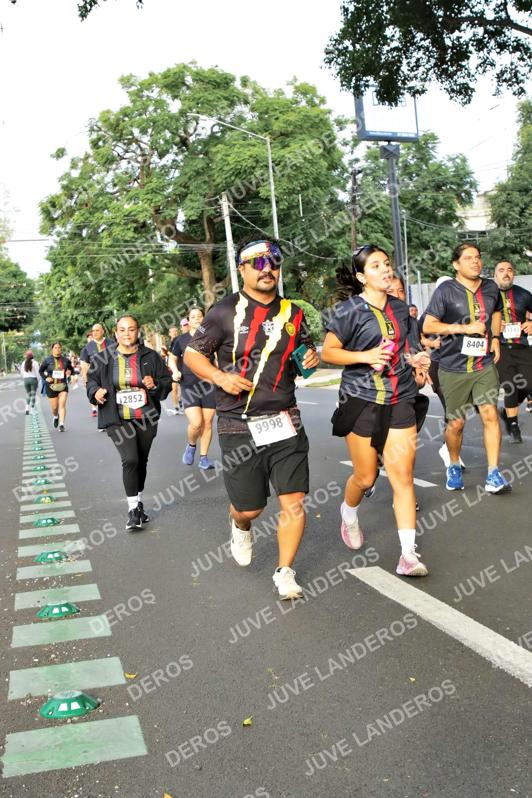 Foto de la X Carrera Leones Negros Red Cola 2026 en Rectoría General de la UdeG, Av. Juárez 976 (meta en Av. Enrique Díaz de León y Pedro Moreno), Guadalajara a las 08:09 · dorsal 9998, 8404, 12852
