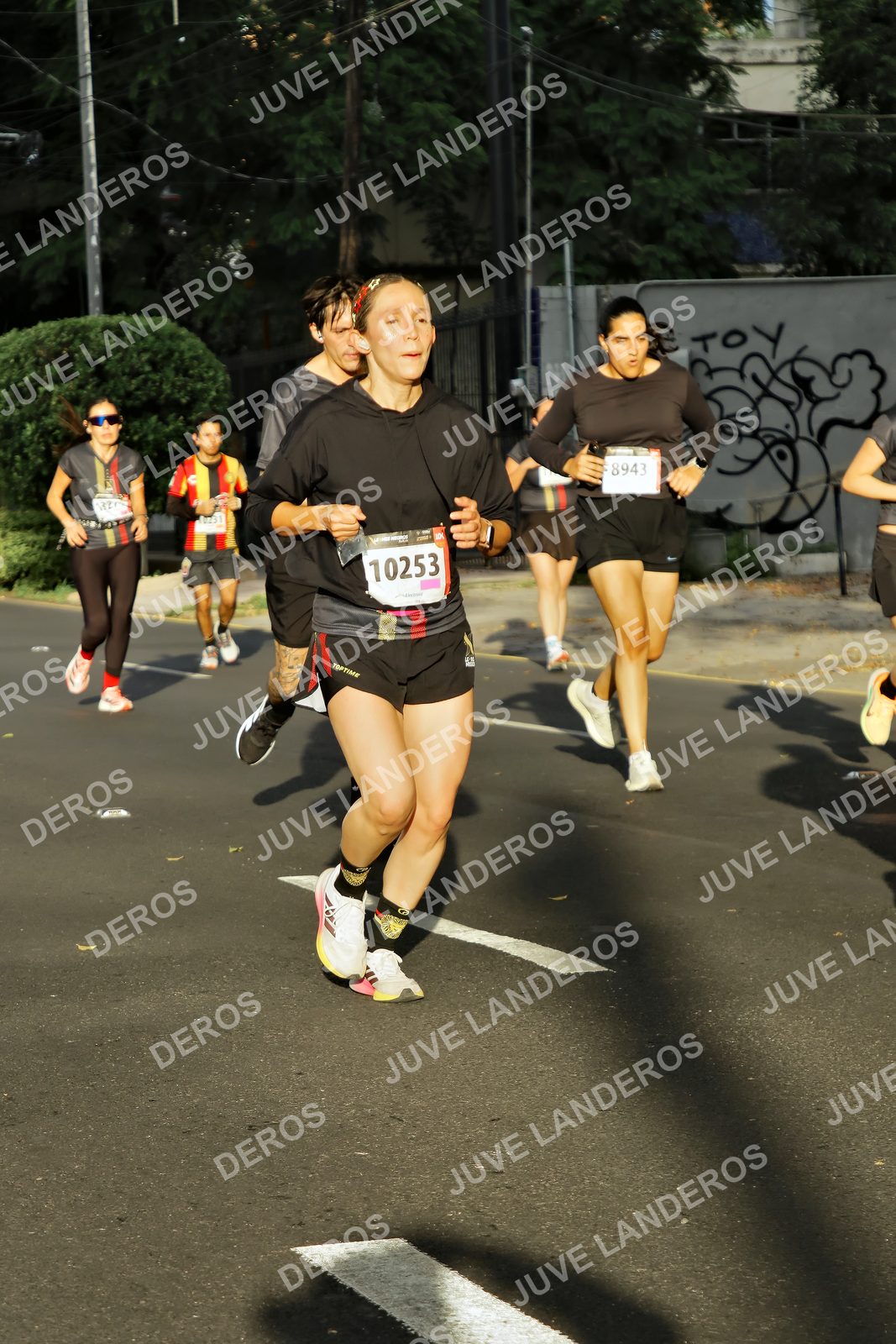 Foto de la X Carrera Leones Negros Red Cola 2026 en Rectoría General de la UdeG, Av. Juárez 976 (meta en Av. Enrique Díaz de León y Pedro Moreno), Guadalajara a las 07:39 · dorsal 10253, 8943
