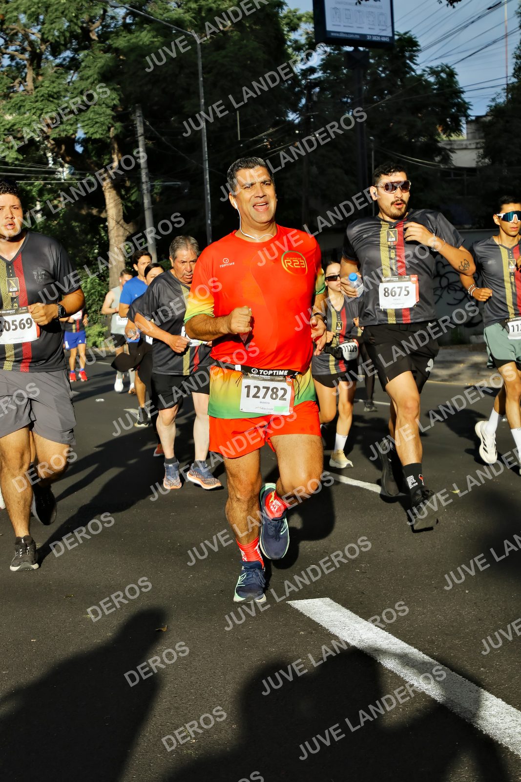 Foto de la X Carrera Leones Negros Red Cola 2026 en Rectoría General de la UdeG, Av. Juárez 976 (meta en Av. Enrique Díaz de León y Pedro Moreno), Guadalajara a las 07:47 · dorsal 8675, 12782, 569, 11229